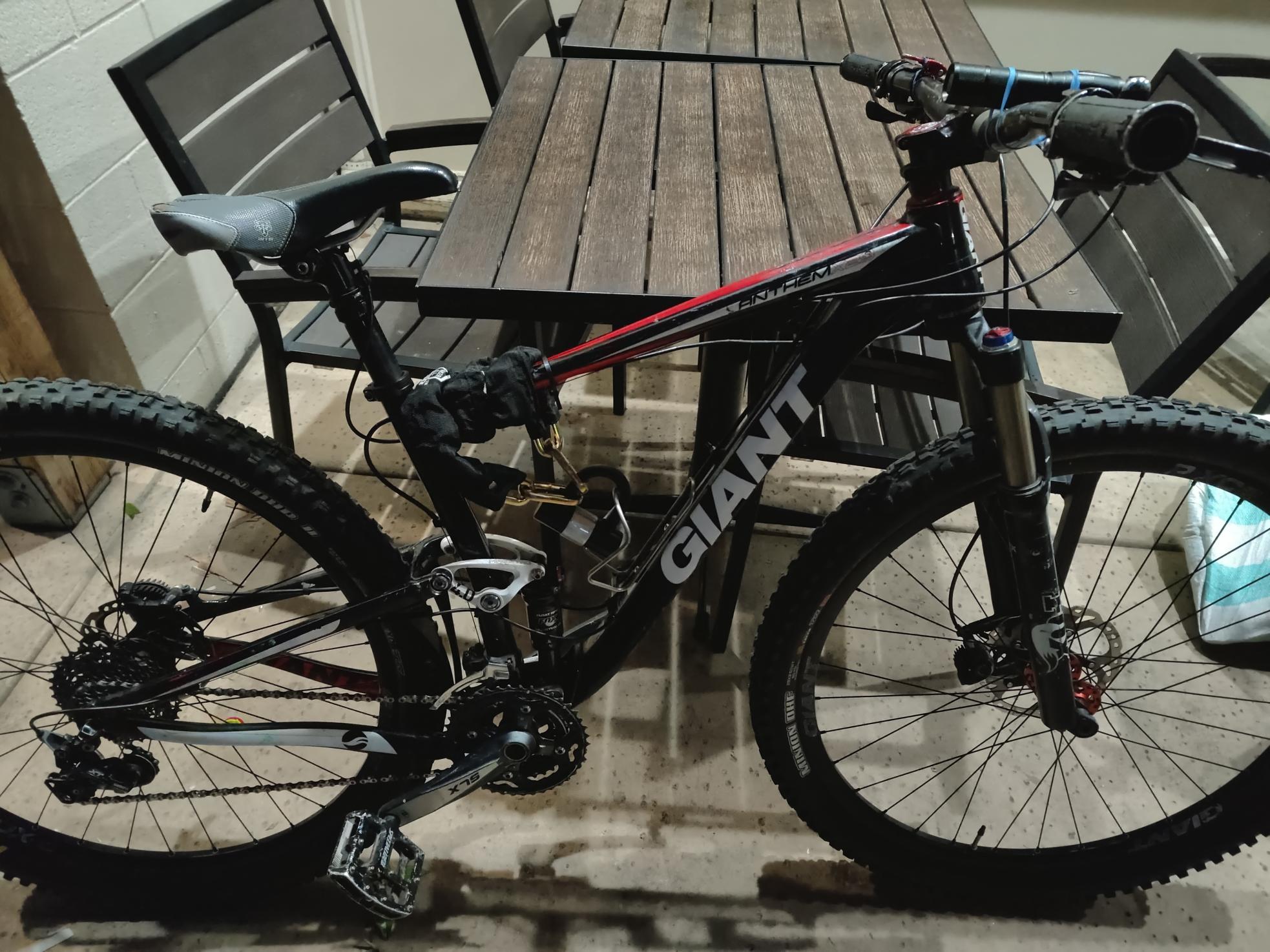 Giant Anythemx29 Black, White, and Red