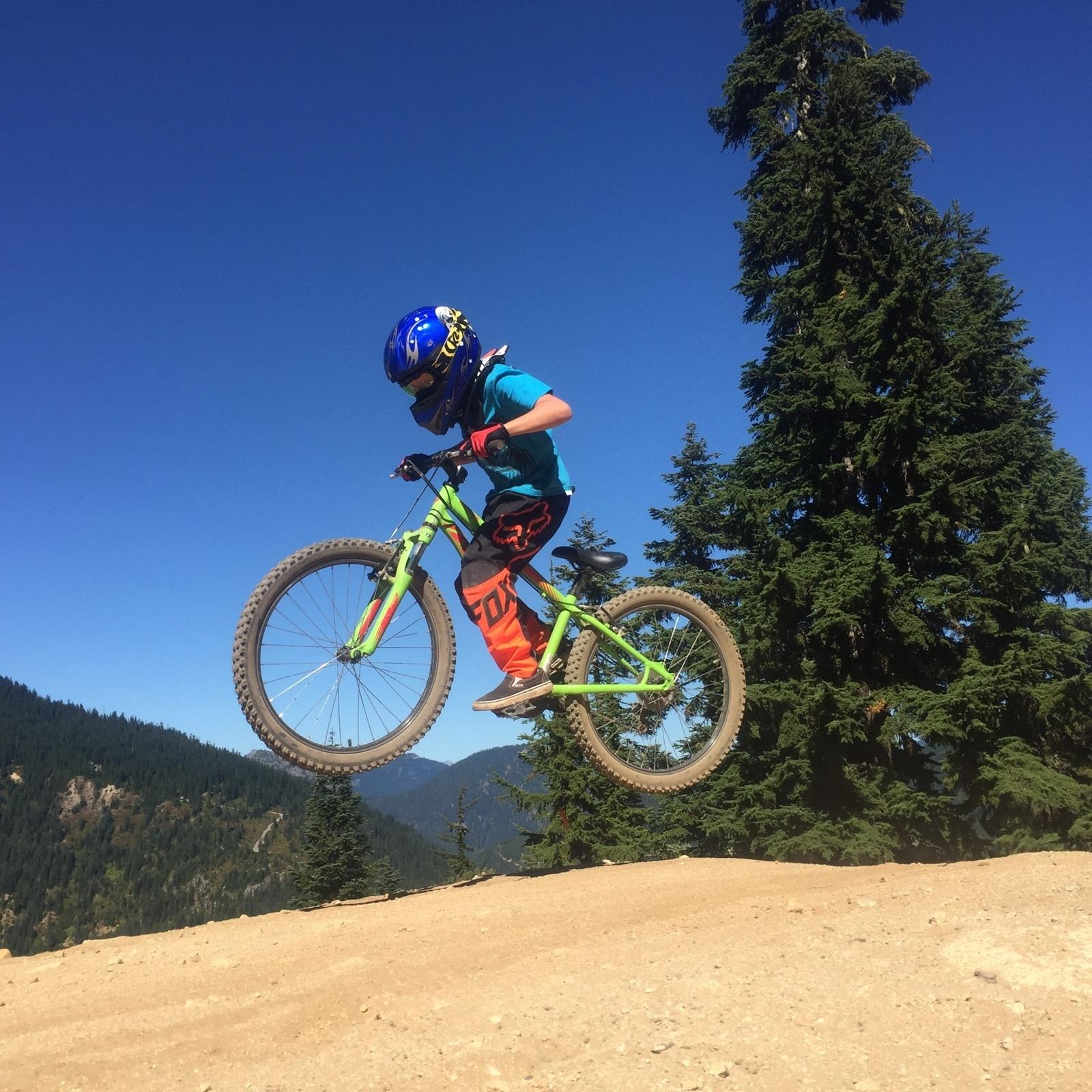 2016 Specialized Hotrock 24/7 Med GRN/RED Boys Green