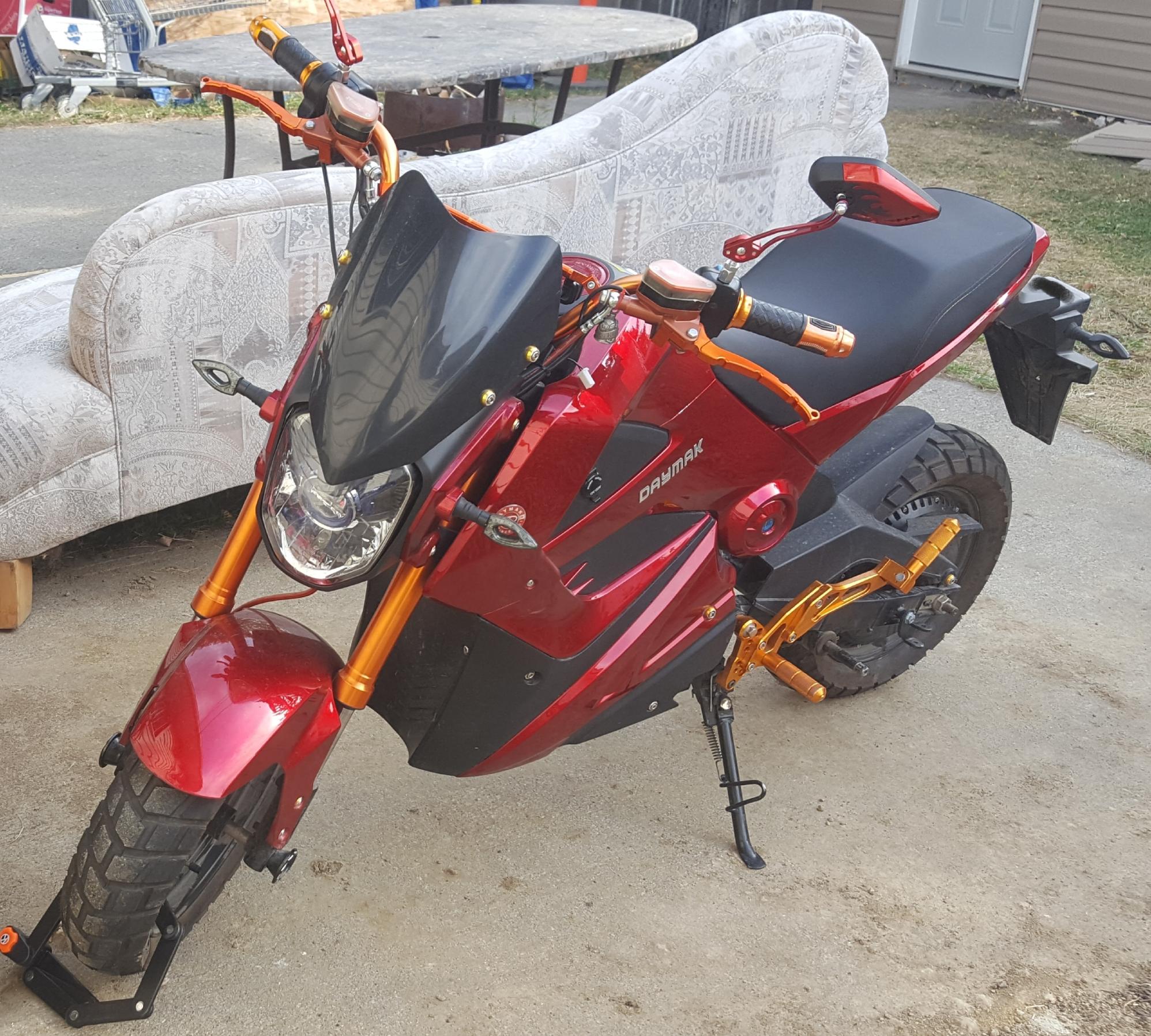 2020 Daymak Crotchrocket style e-scooter Red