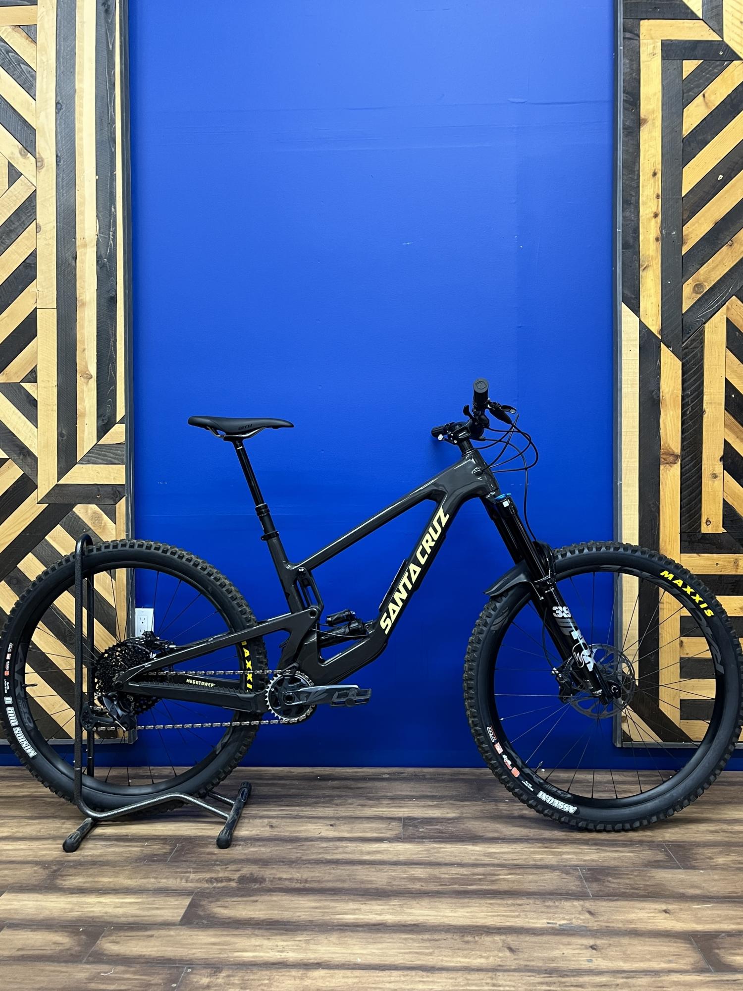 2024 Santa Cruz Megatower Black