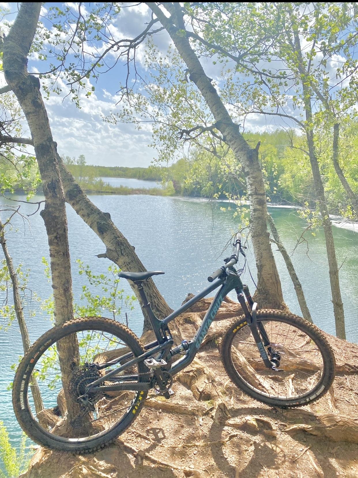 2022 Santa Cruz Hightower, XL, AL-D Black and Blue