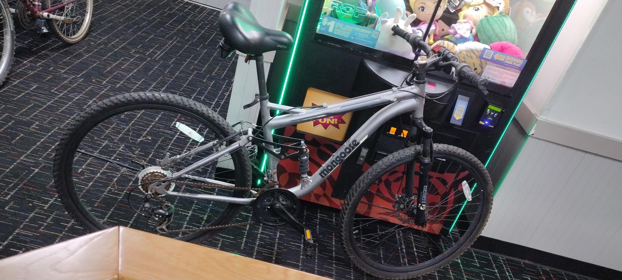 Mongoose Ledge3.1 Silver, gray or bare metal and Black