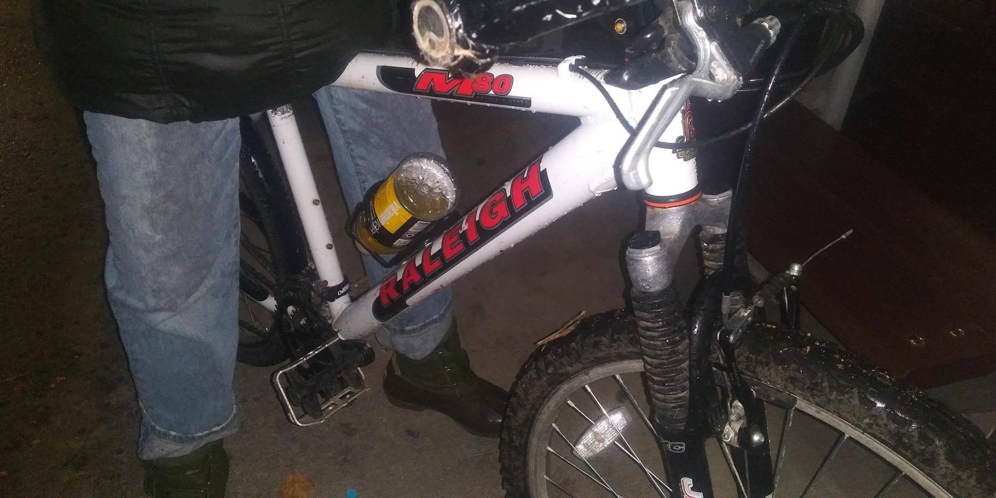 2004 Raleigh M80 White, Red, and Black