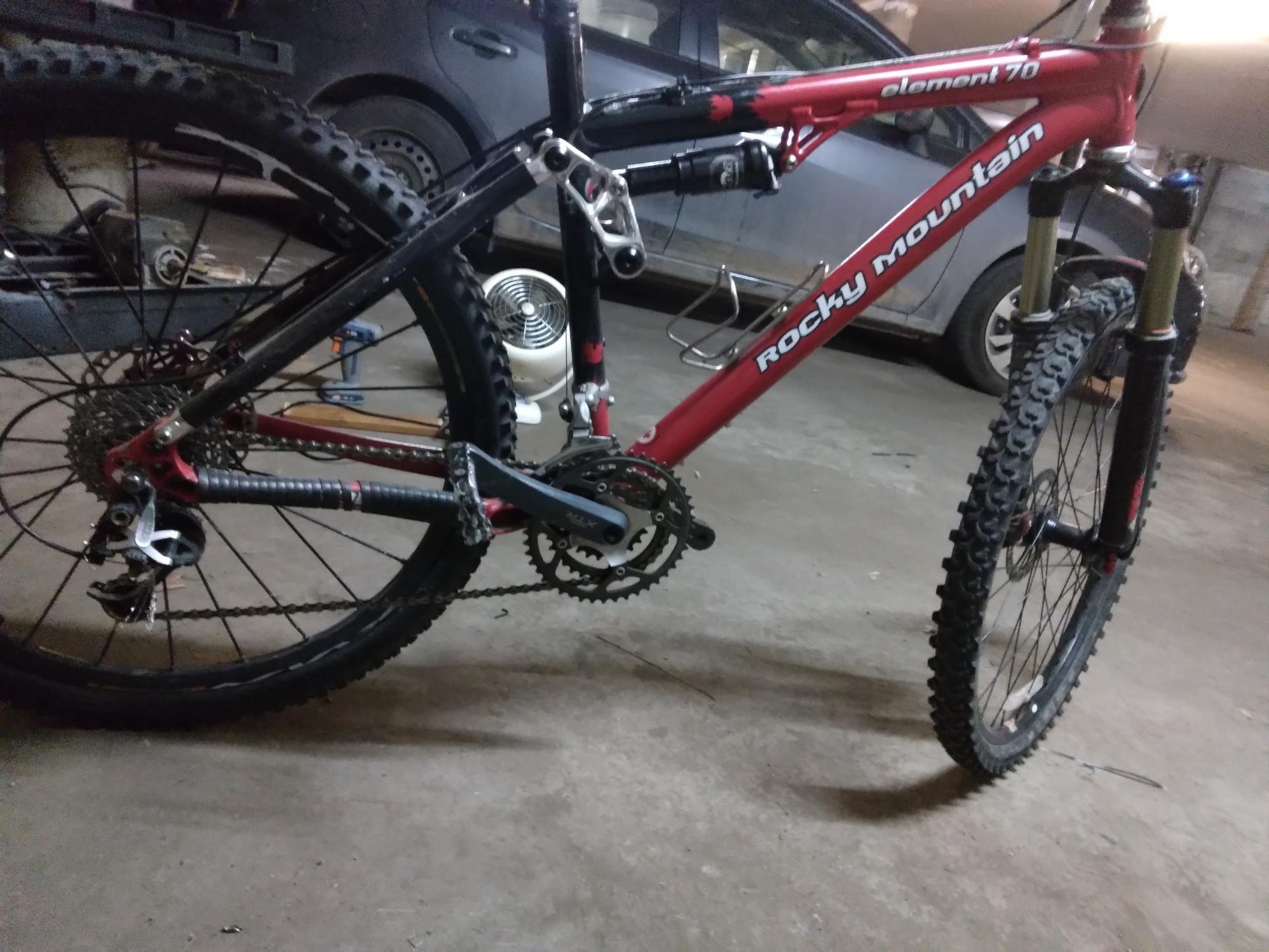 2010 Rocky Mountain Bicycles Full suspension Black and Red