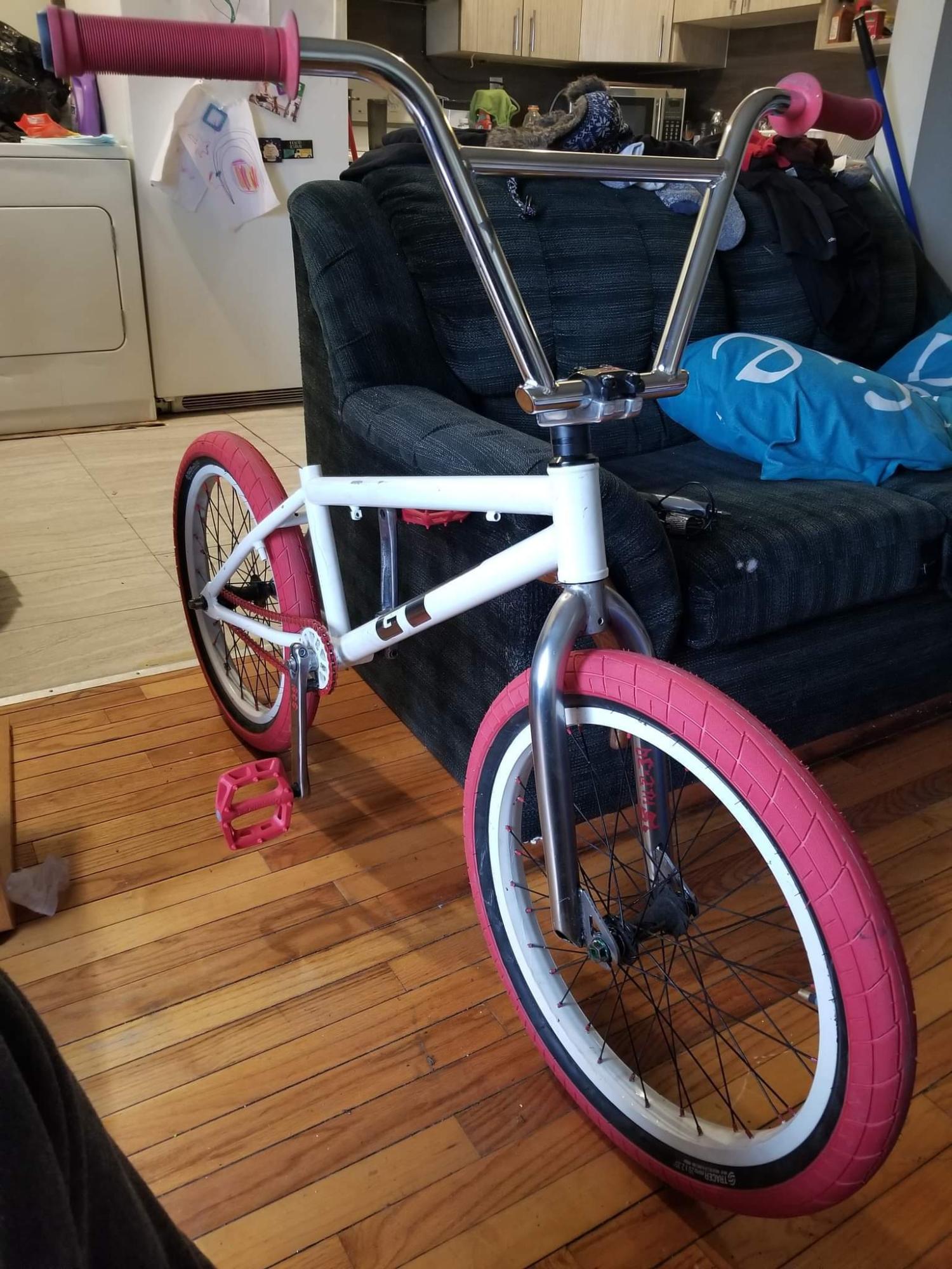 2007 GT Bicycles bmx White, Red, and Black