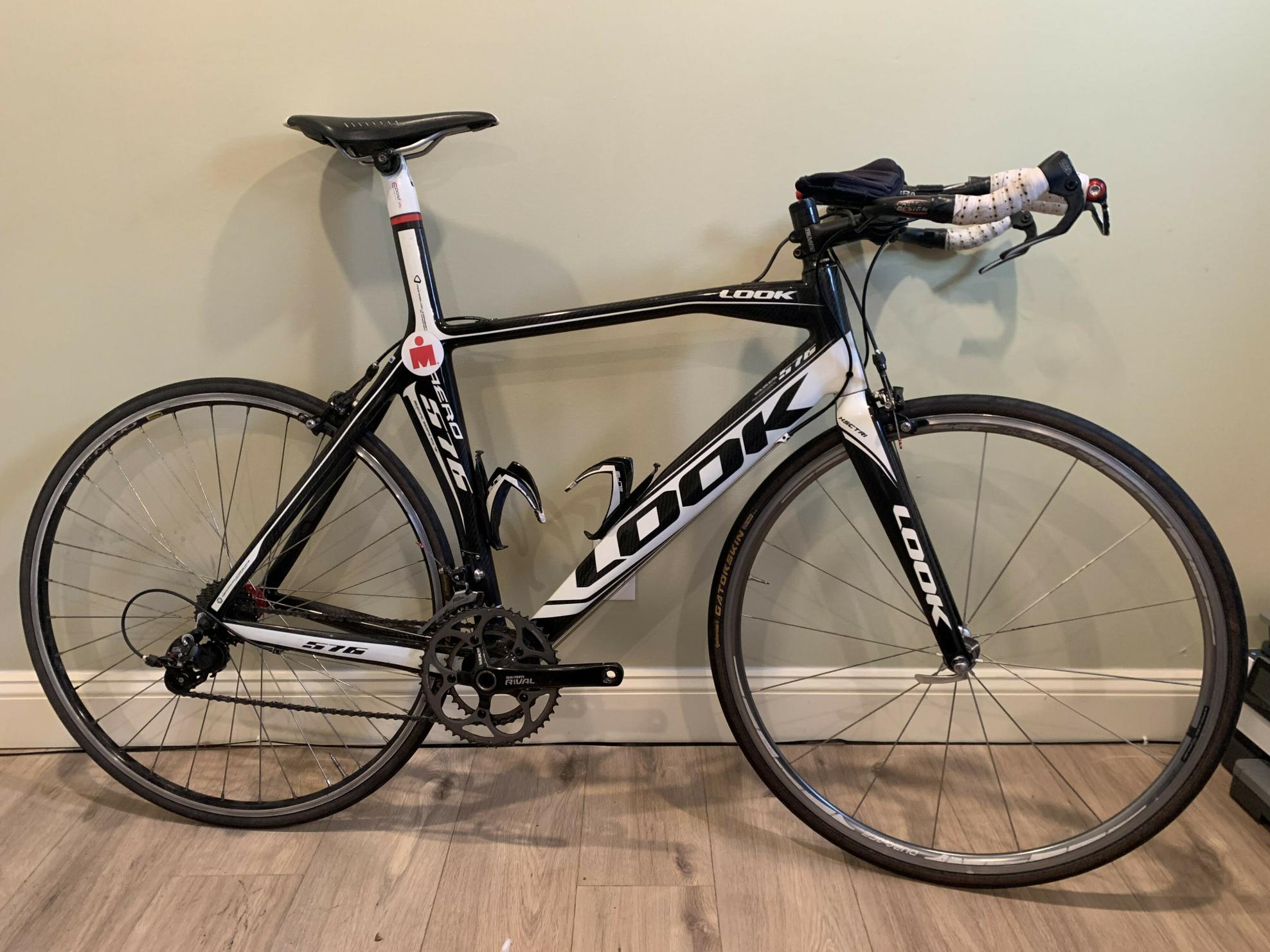 2012 576 Aero Black and White