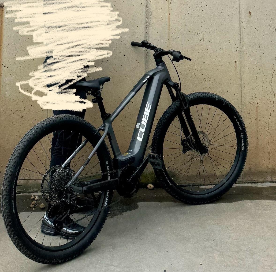 2023 Cube Cube reaction hybrid race Black and Silver, gray or bare metal