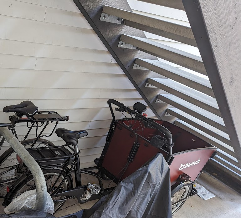 2020 Bunch Bike cargo bike (front storage) Black and Red