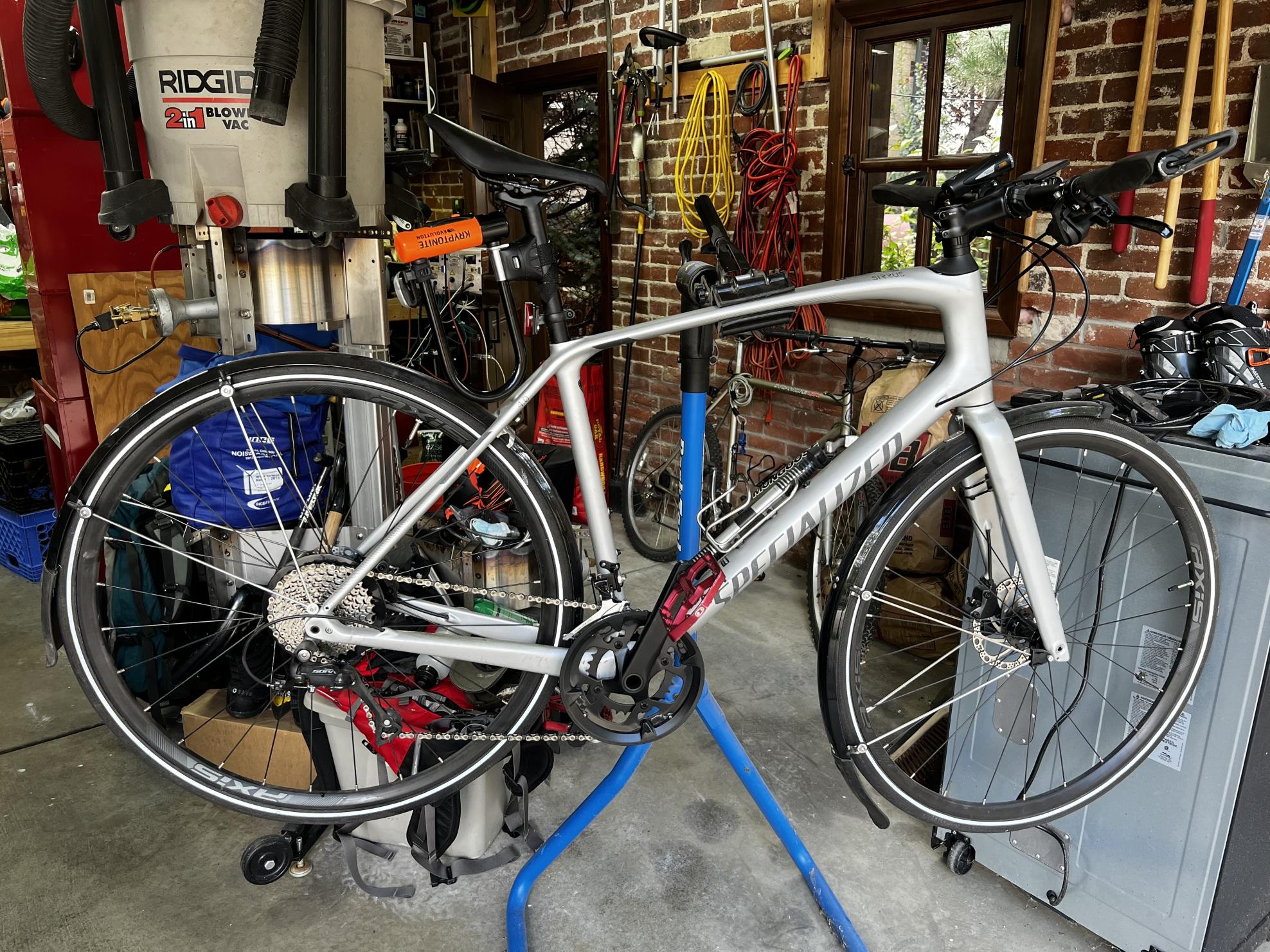 2020 Specialized Sirrus 4.0 carbon fiber Silver, gray or bare metal