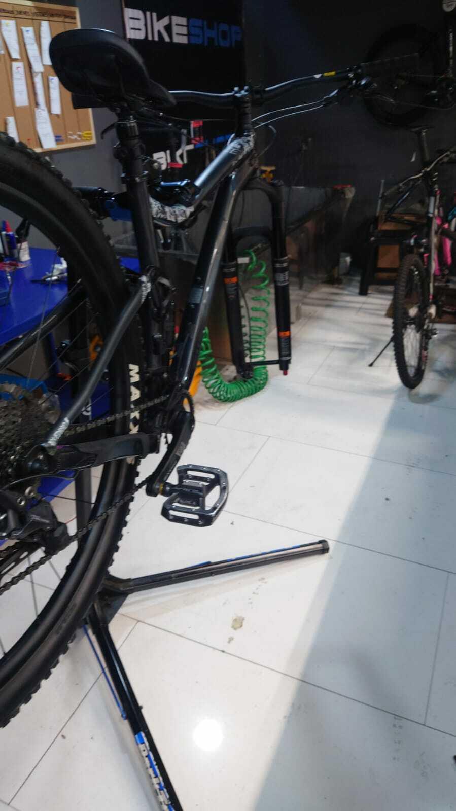 2023 Giant Stance 2 Black y Stickers tape or other cover-up