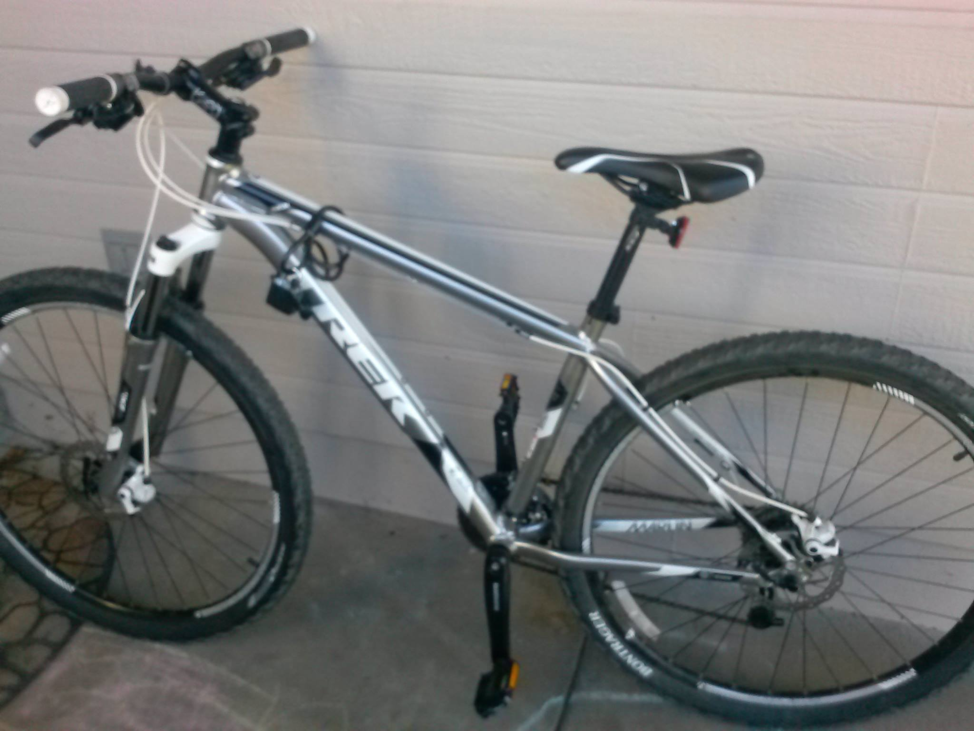 2011 Trek Marlin 29 17.5 Gloss  Silver or Gray, White, and Black