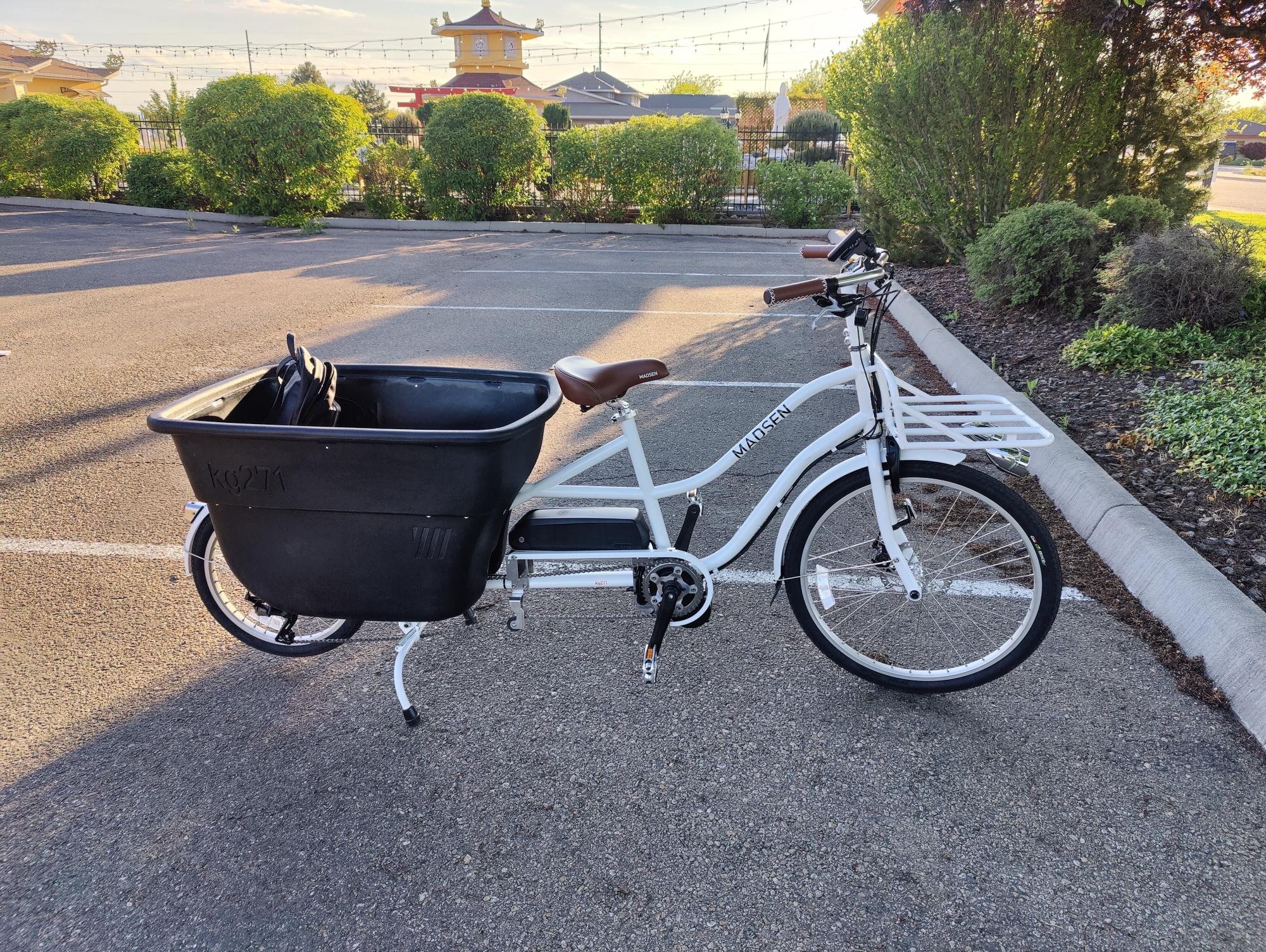 2022 Madsen cargo bike rear White and Black
