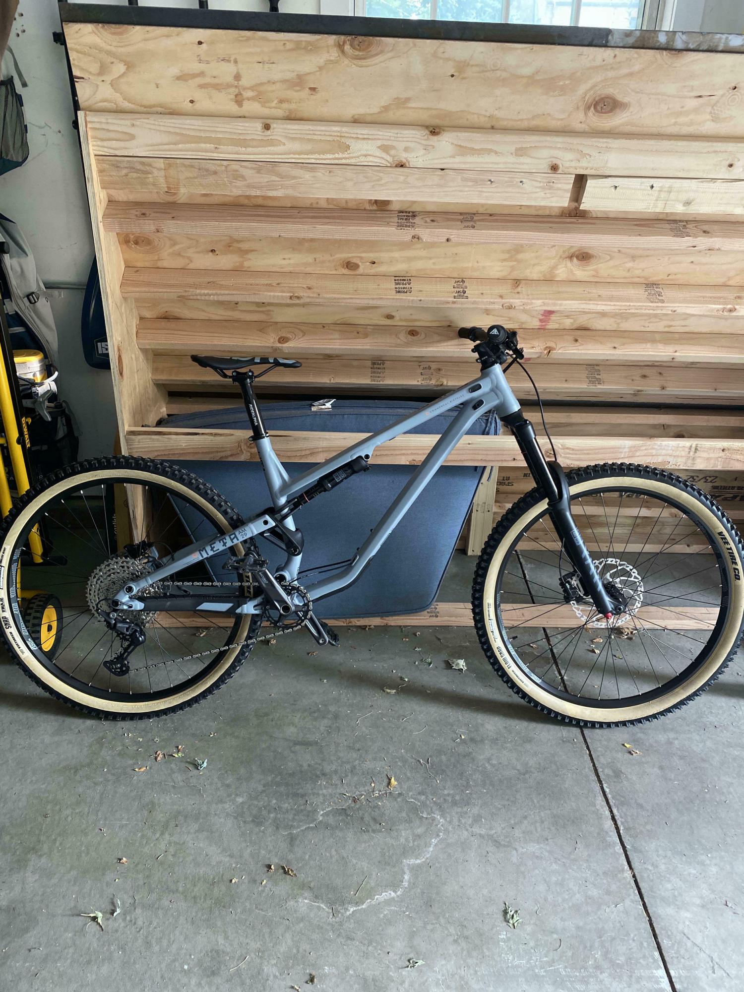 2024 Commencal Bikes Meta AM 29 Silver, gray or bare metal