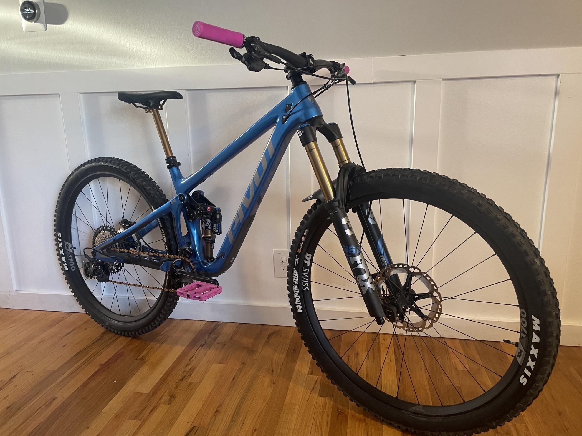 2023 Pivot Switchblade Blue