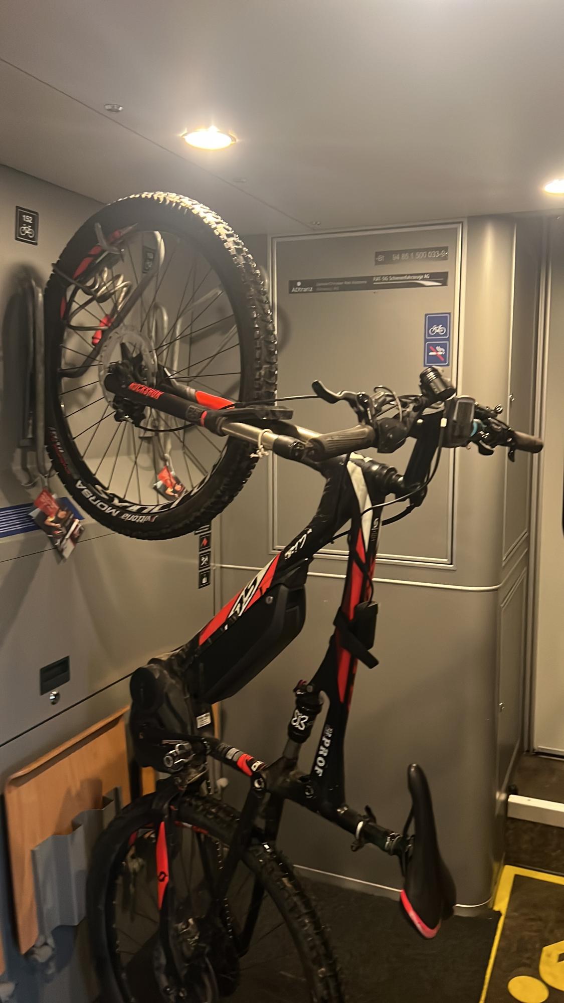 2014 SCOTT Black, Red, and White