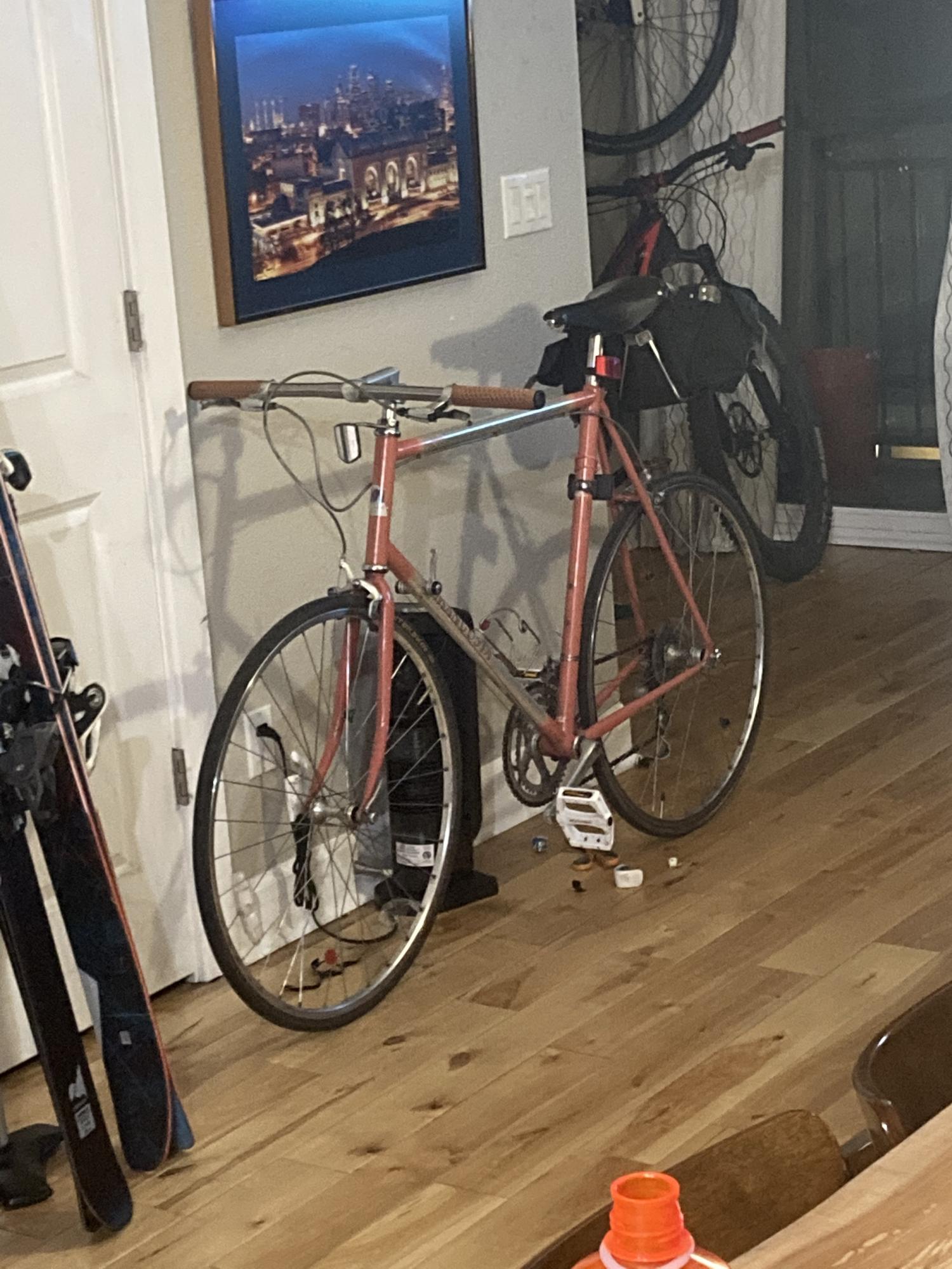 1989 Mangusta 3000 Pink and Silver, gray or bare metal