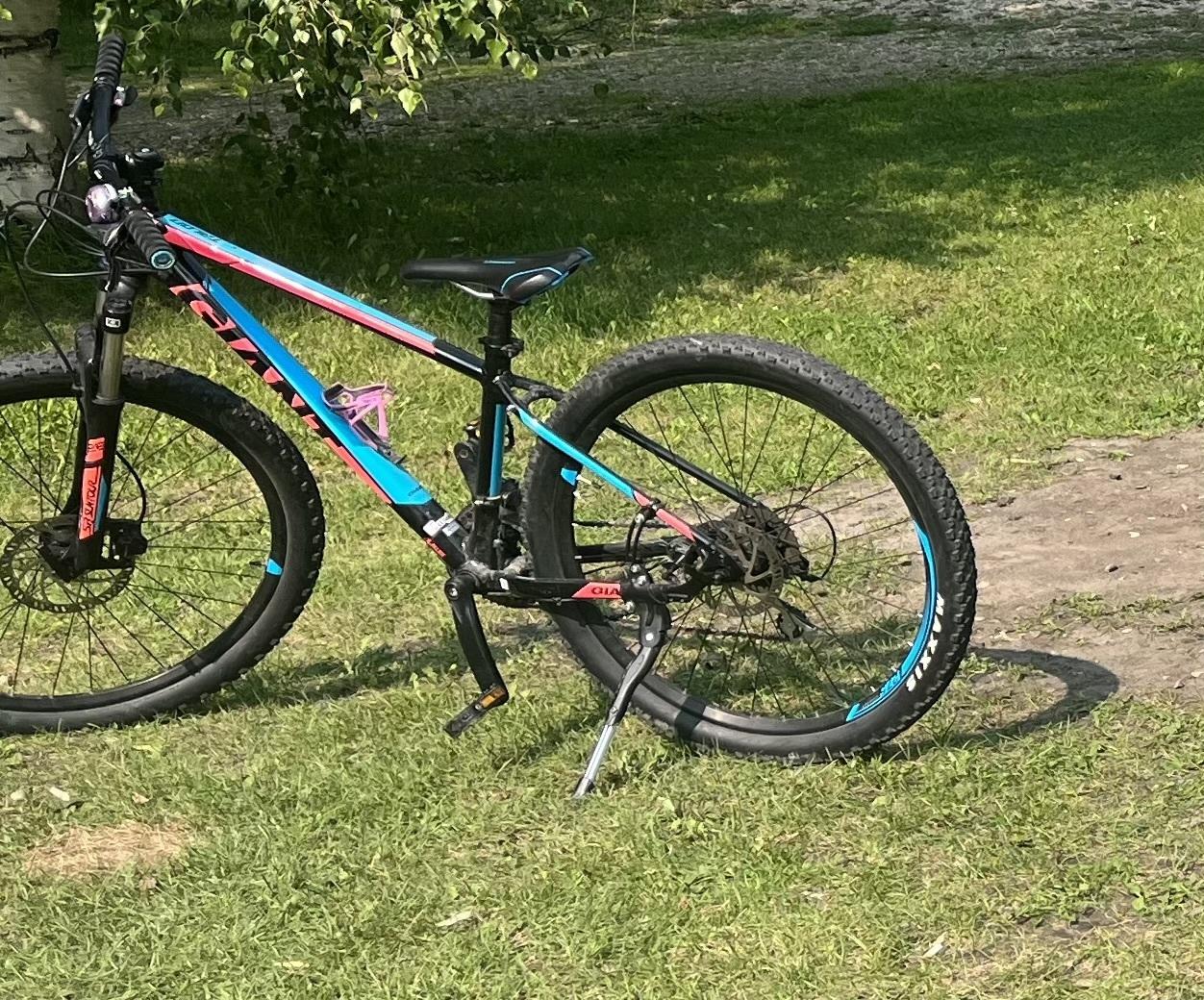 2018 Falcon 18 GIANT TALON 3 S Black, Blue, and Pink