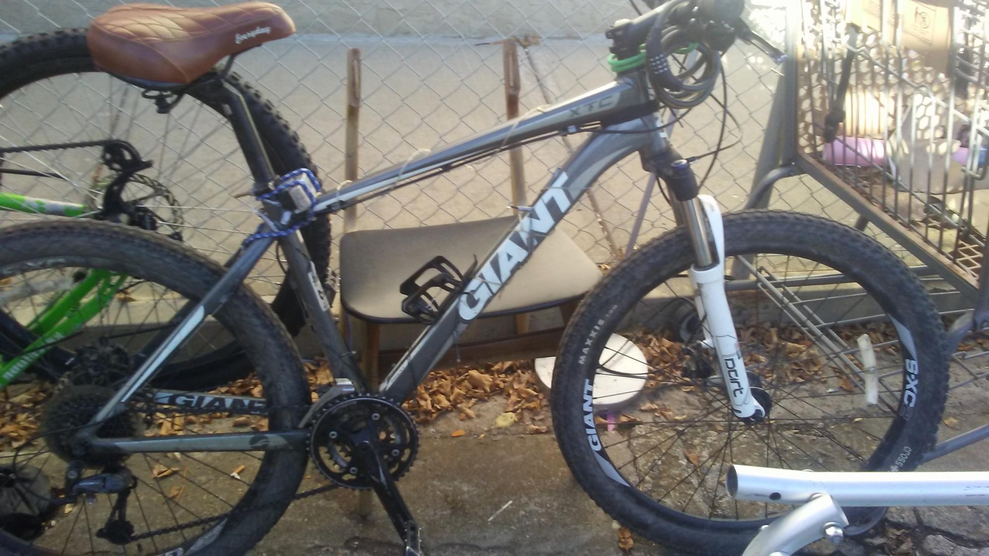 Giant 11 XTC 2M Silver, gray or bare metal and White