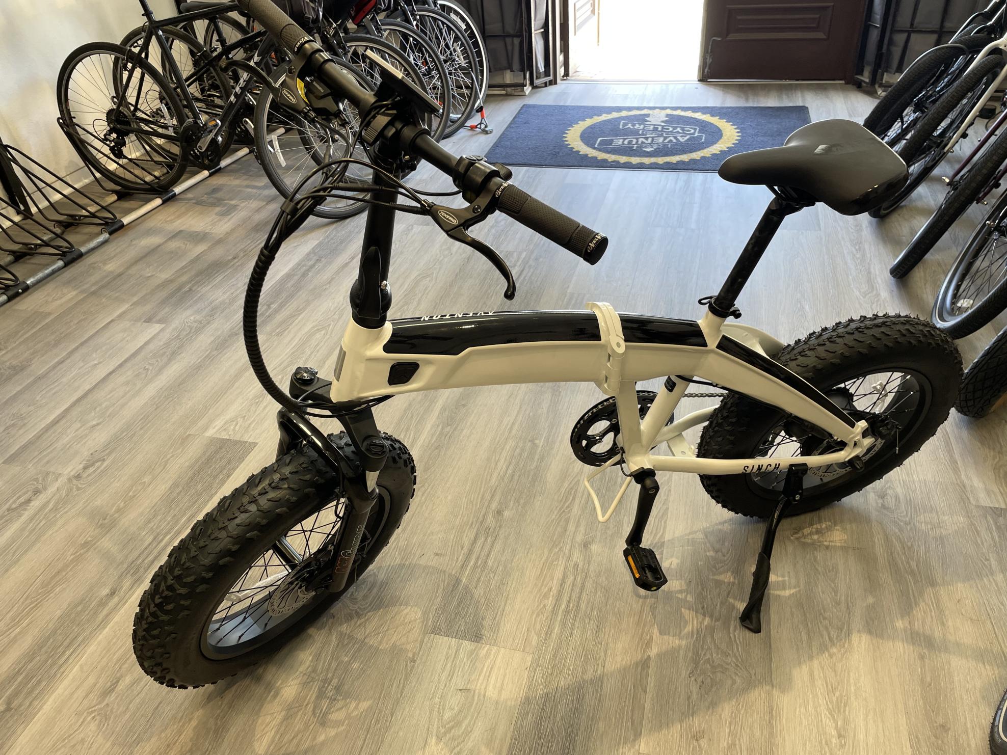 2022 Aventón Sinch White