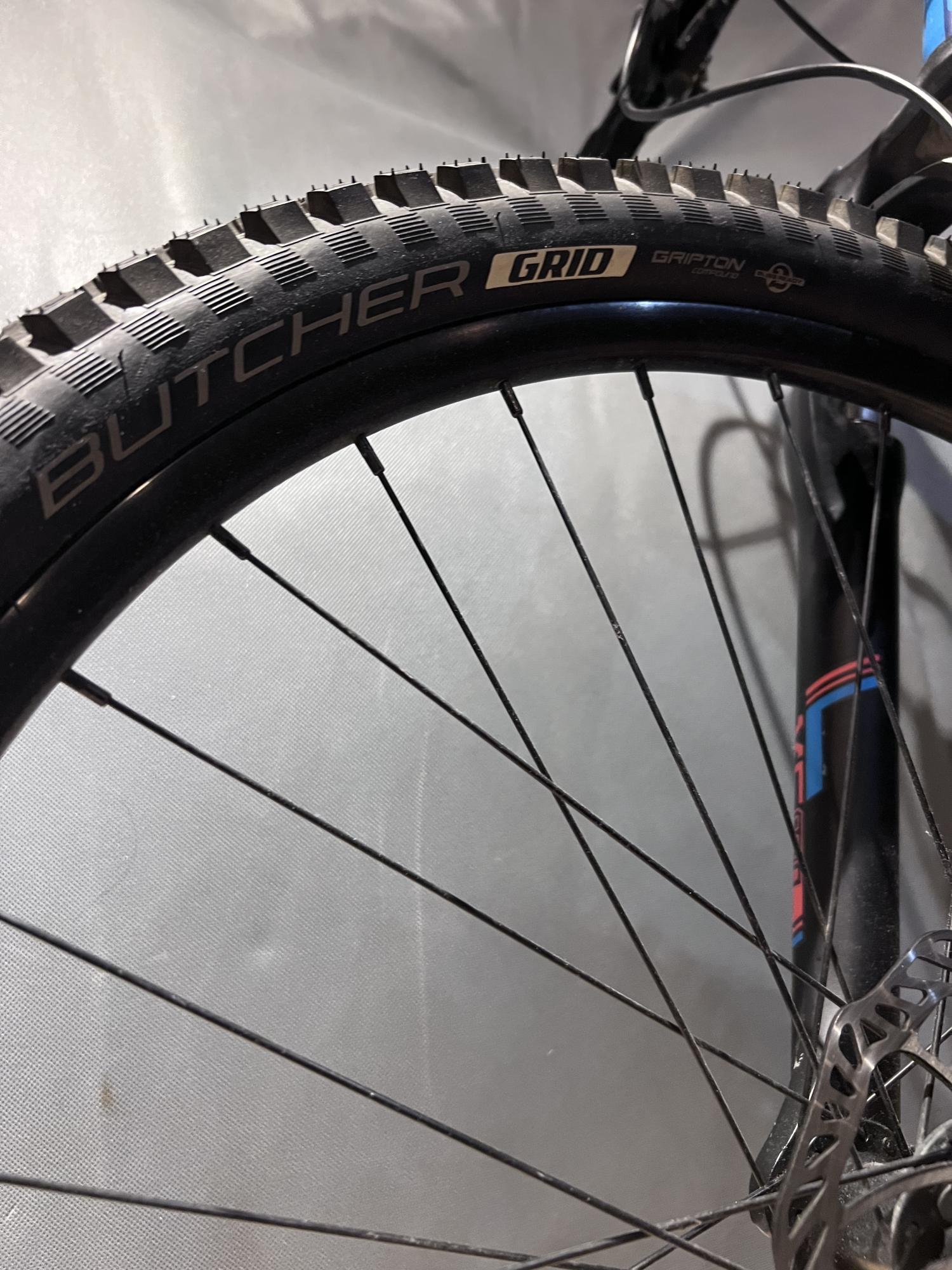 GT Bicycles gt stomper ace 26 inch tire Blue and Orange