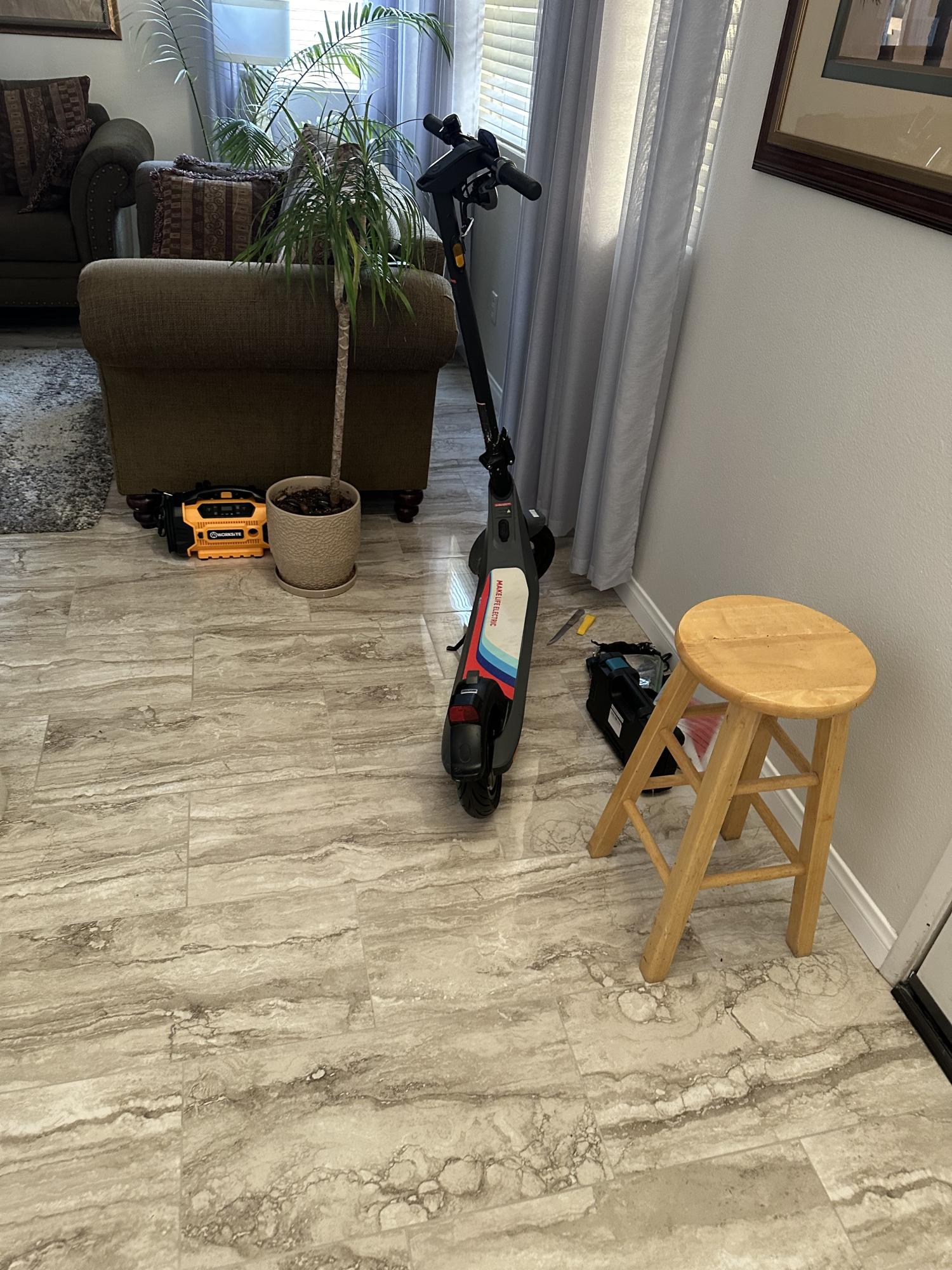 Niu kqi2 pro e-scooter Black and Silver, gray or bare metal