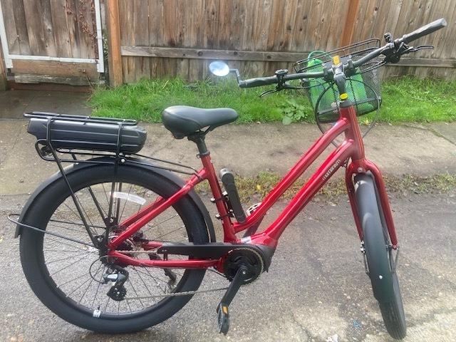 2023 Momentum female Red