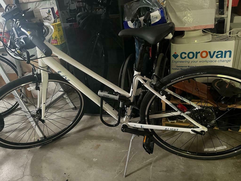 2022 Giant Aight 3 White