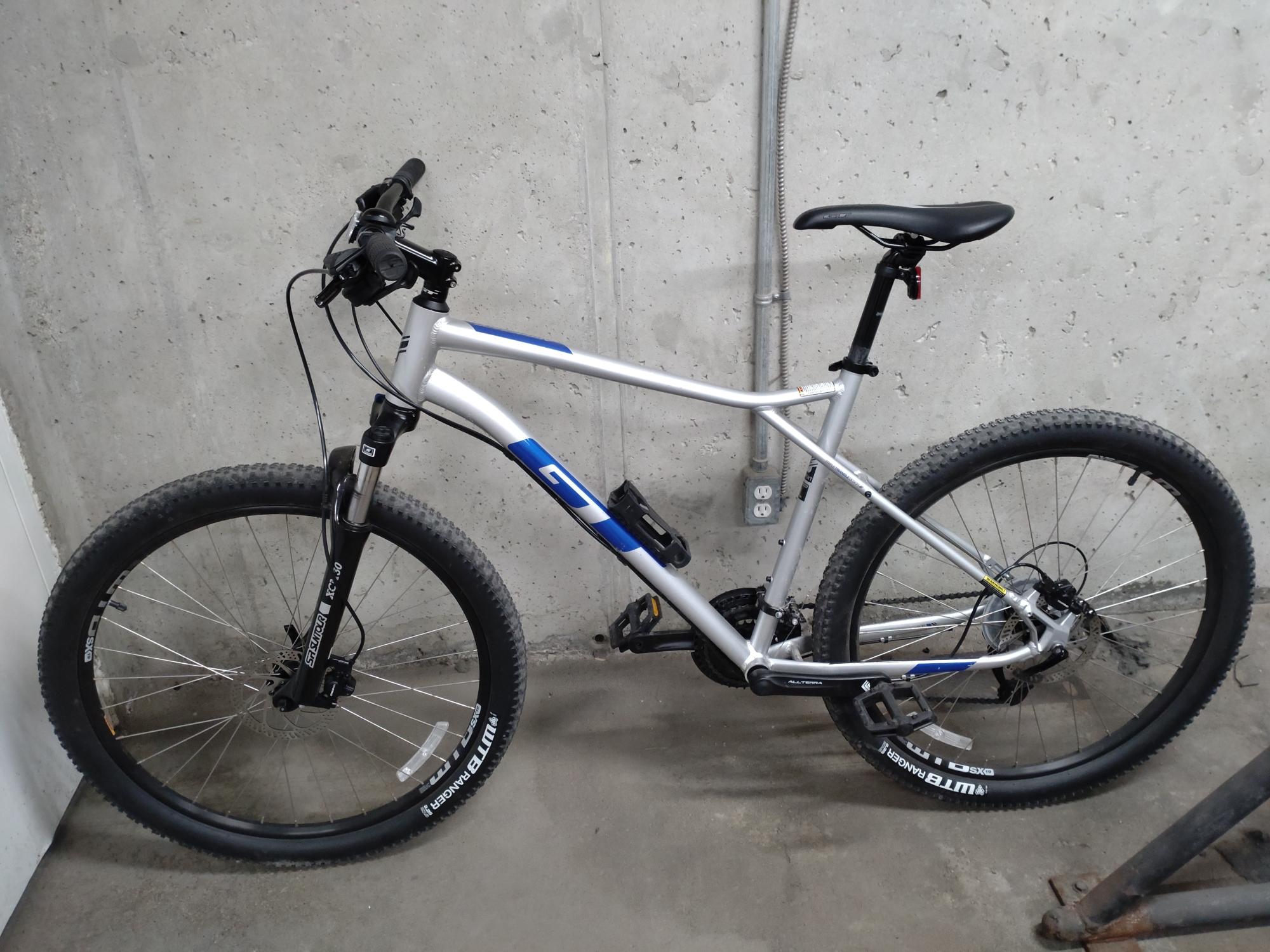 2021 GT Bicycles Aggressor Expert Silver, gray or bare metal and Blue