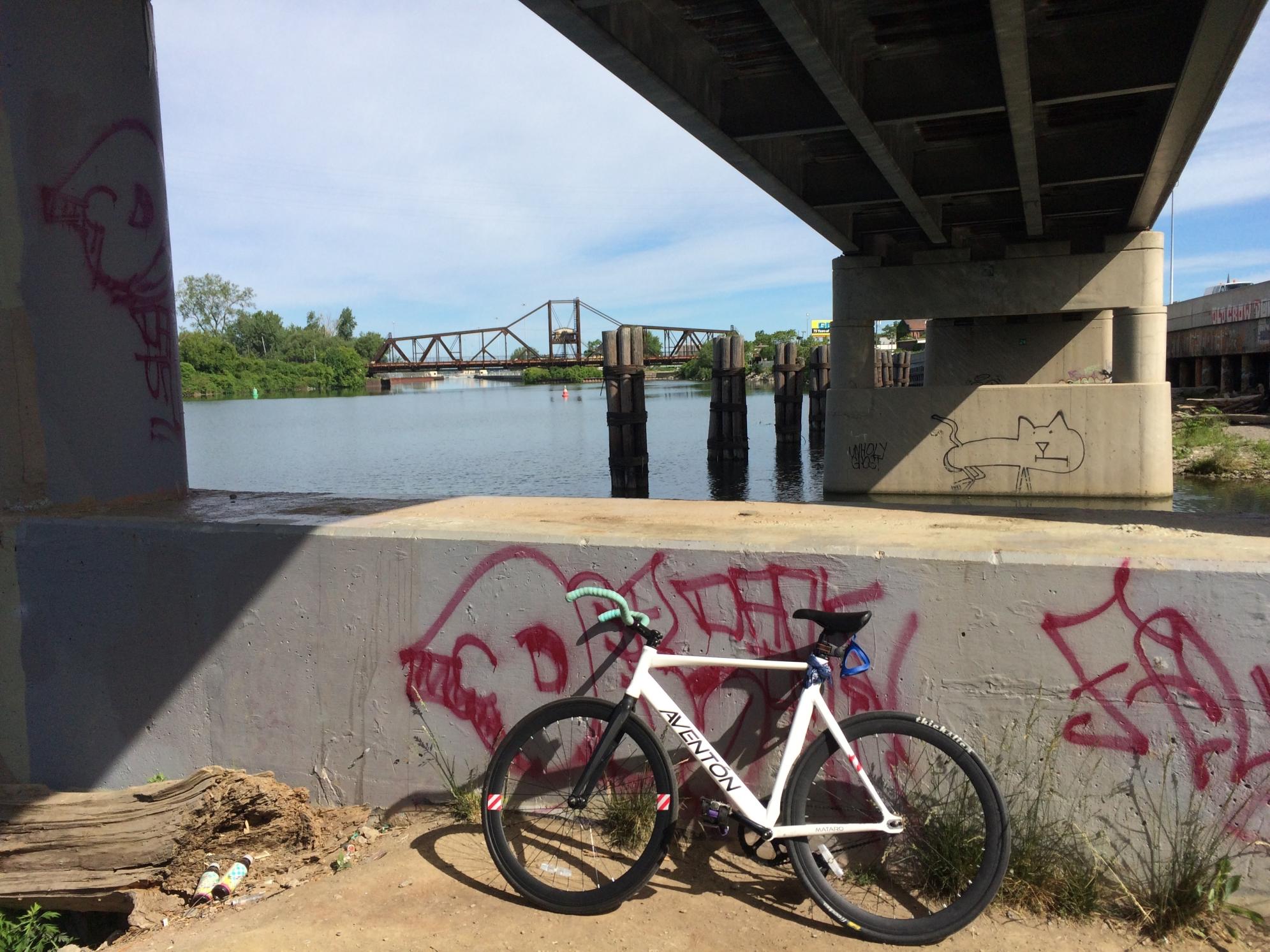 2013 Aventón Mataro White