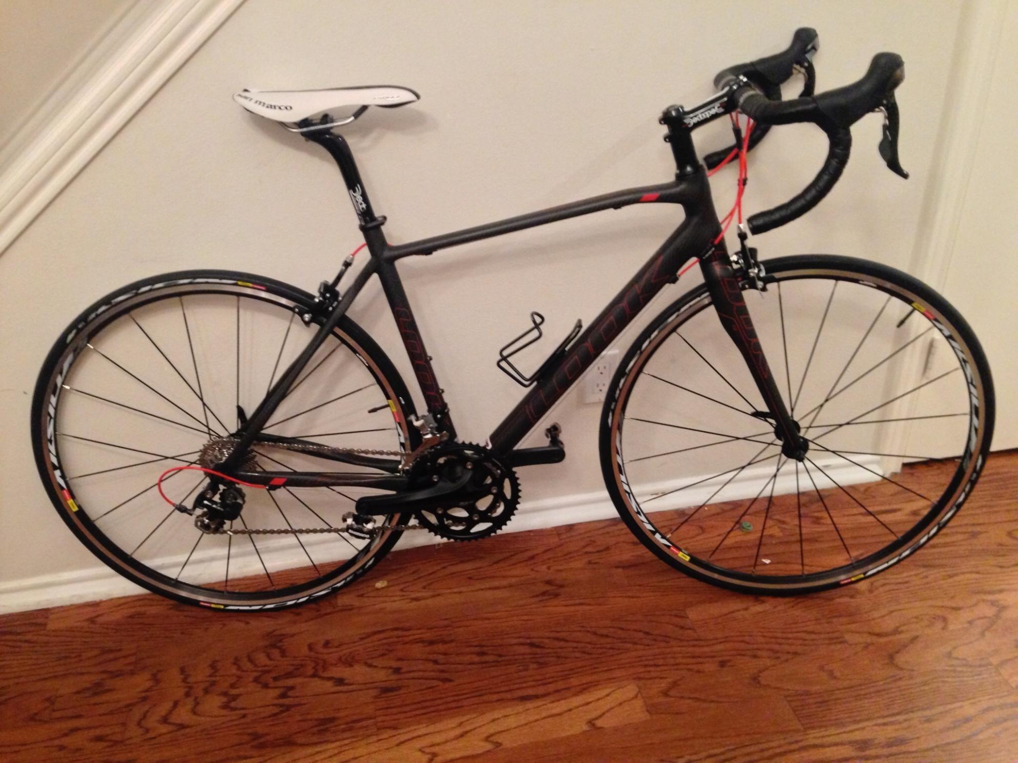 Look 566 105   Black and Red