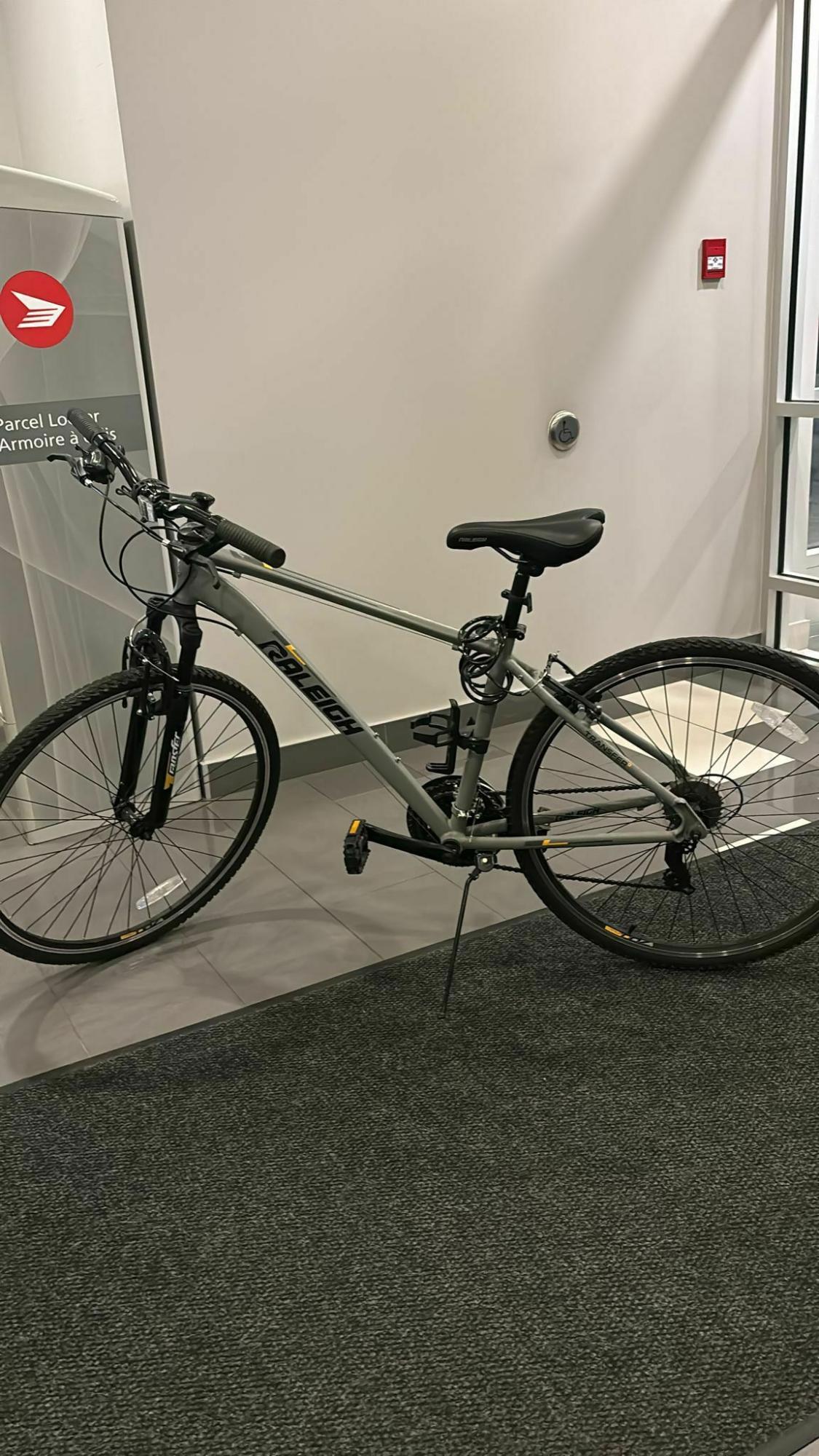 2022 Raleigh 6061 Aluminum frame Silver, gray or bare metal