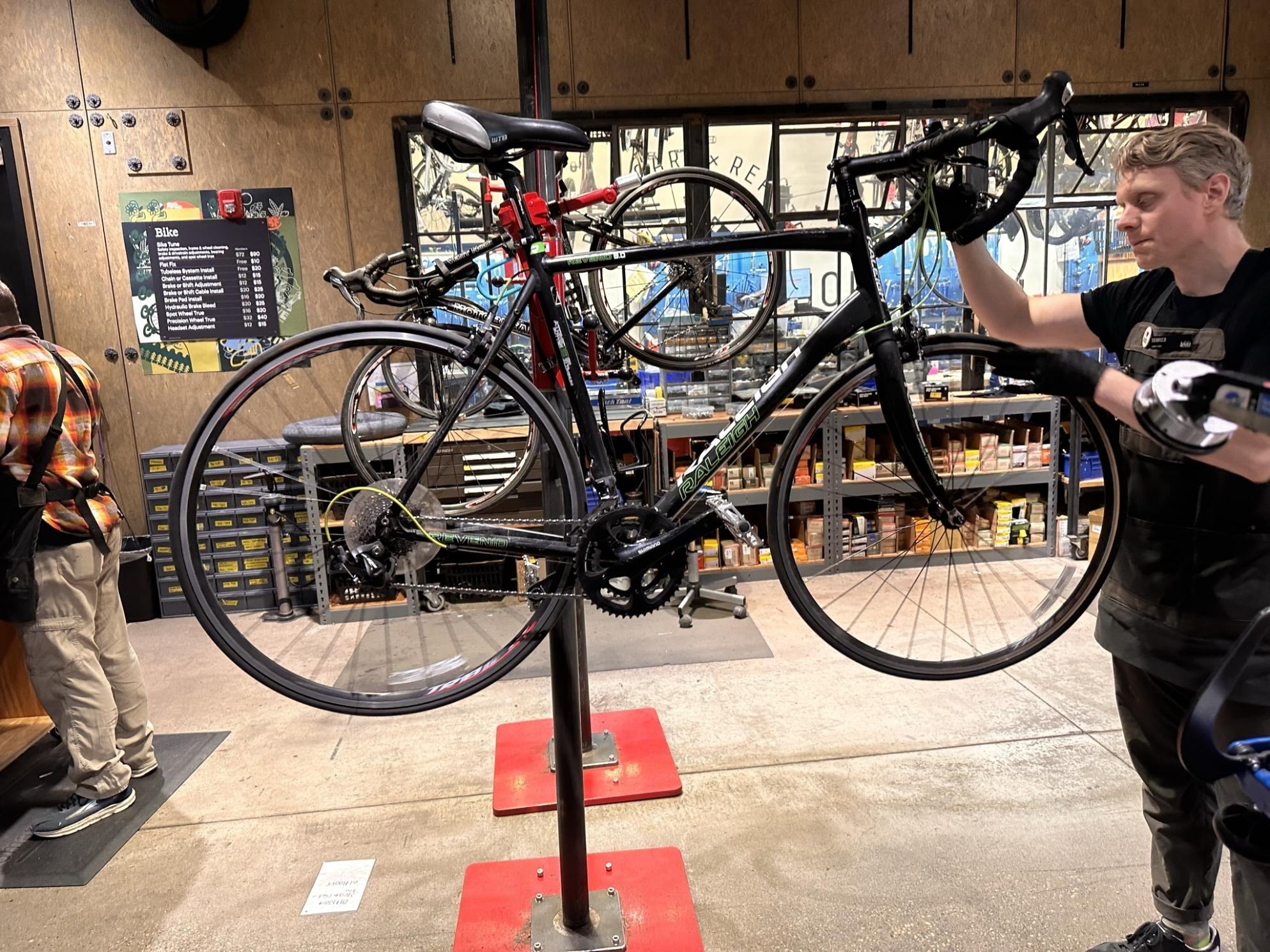 Raleigh Revenio Black and Green