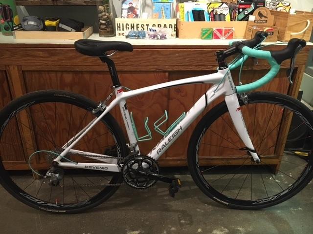 2012 Raleigh Revenio 1.0 White