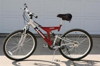 2002 Magna Excitor 8565-63  Red