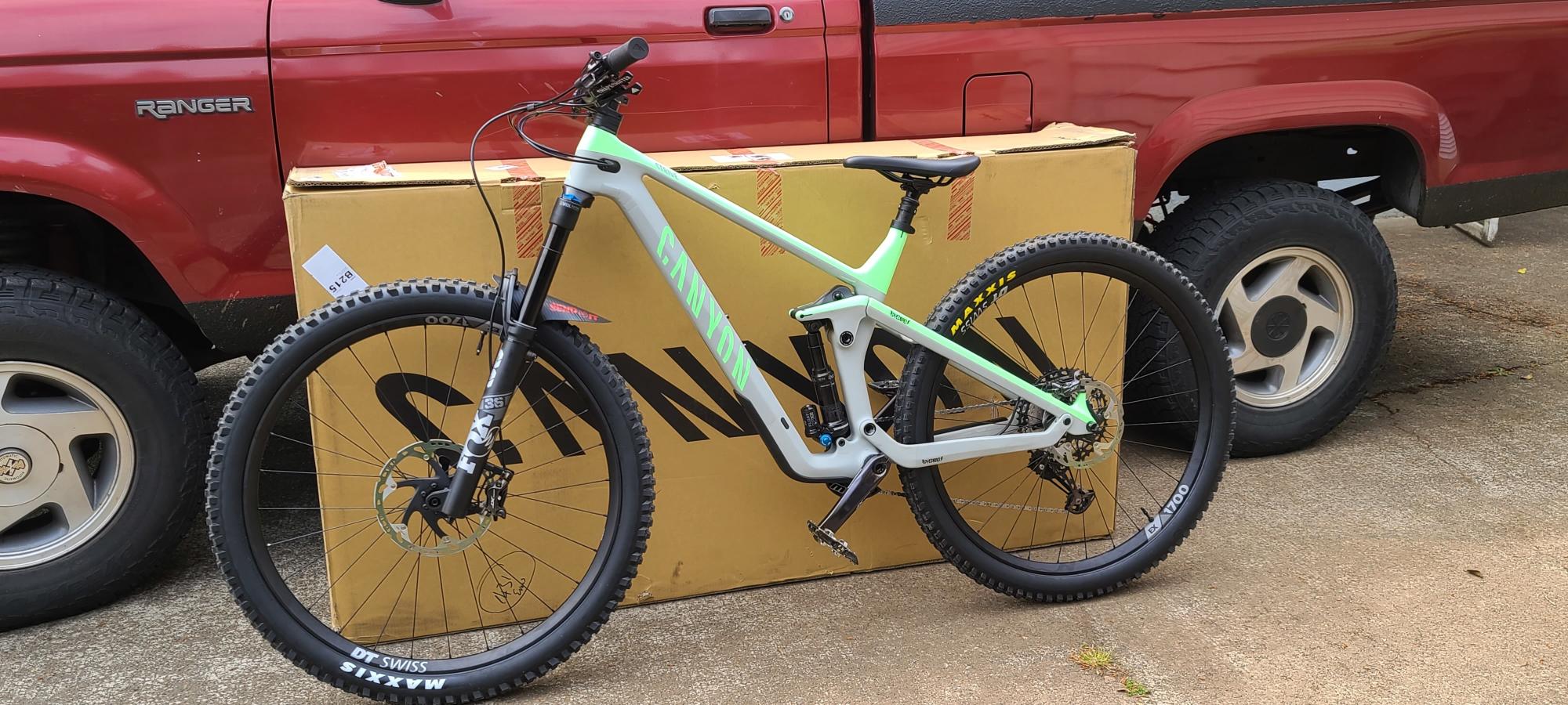 2021 Canyon bicycles Strive cf8 Silver, gray or bare metal and Green