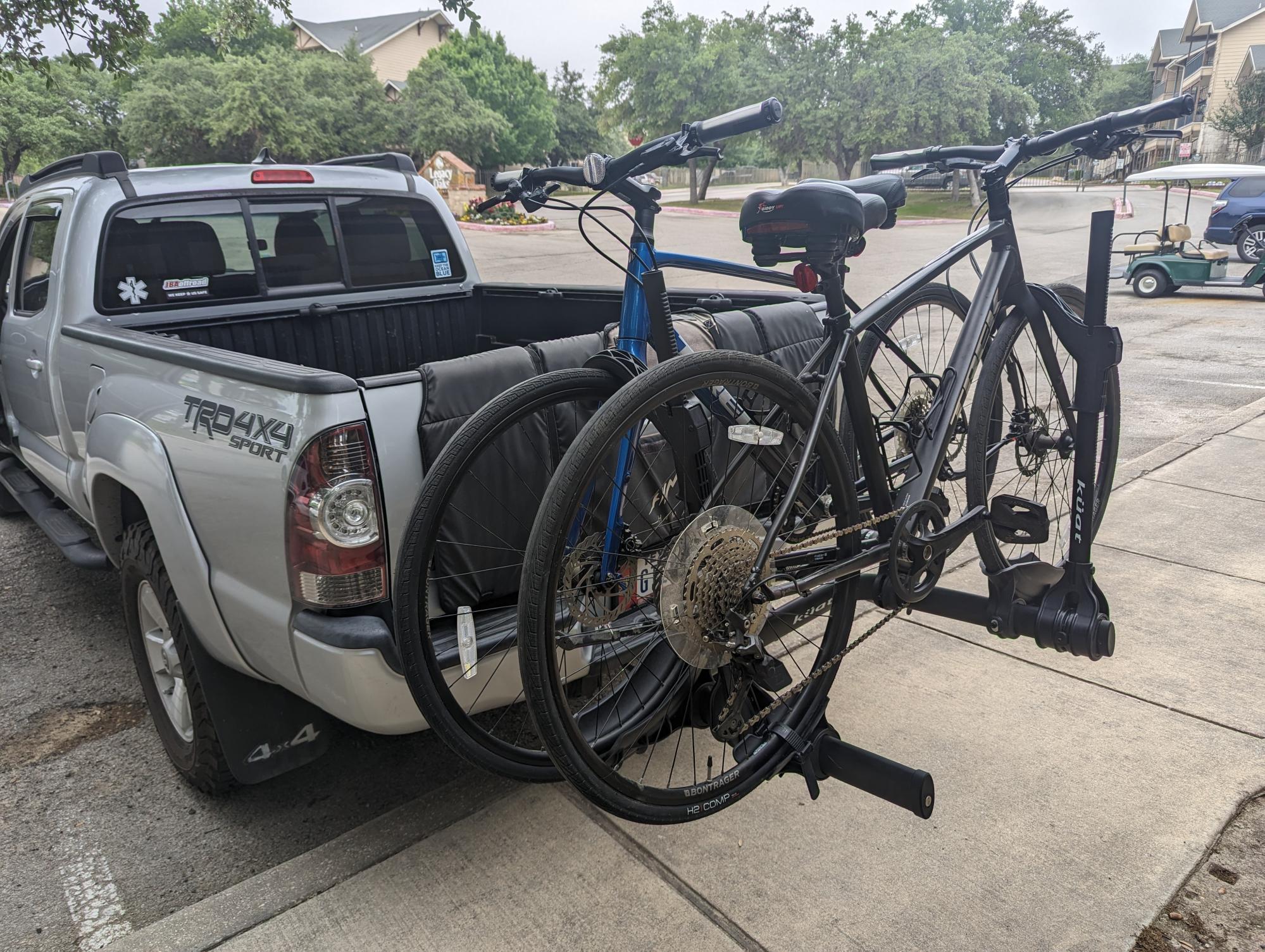 2022 Trek FX3 Disc Black and Blue