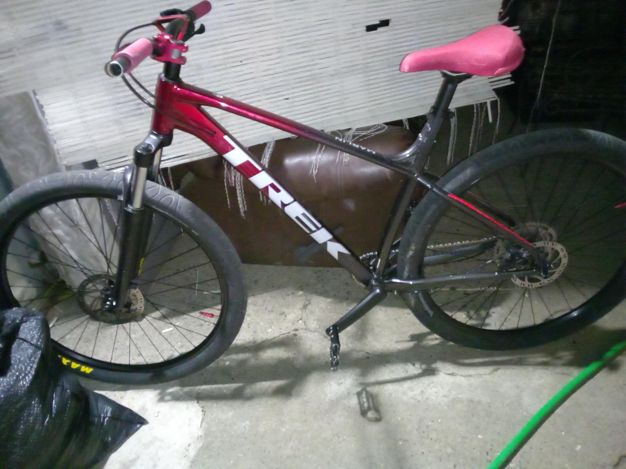 2023 Trek Marlin 6 Black and Red