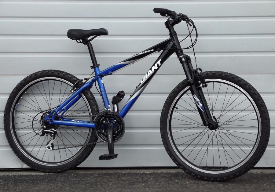2009 Giant Boulder SE  Black and Blue