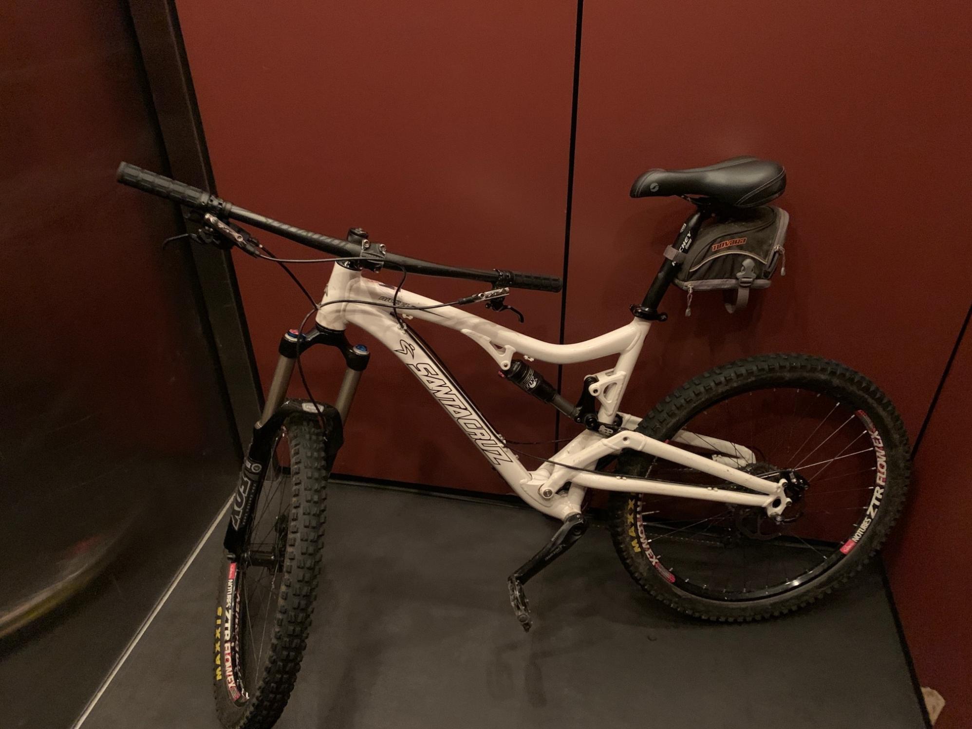 2010 Santa Cruz Nickel White