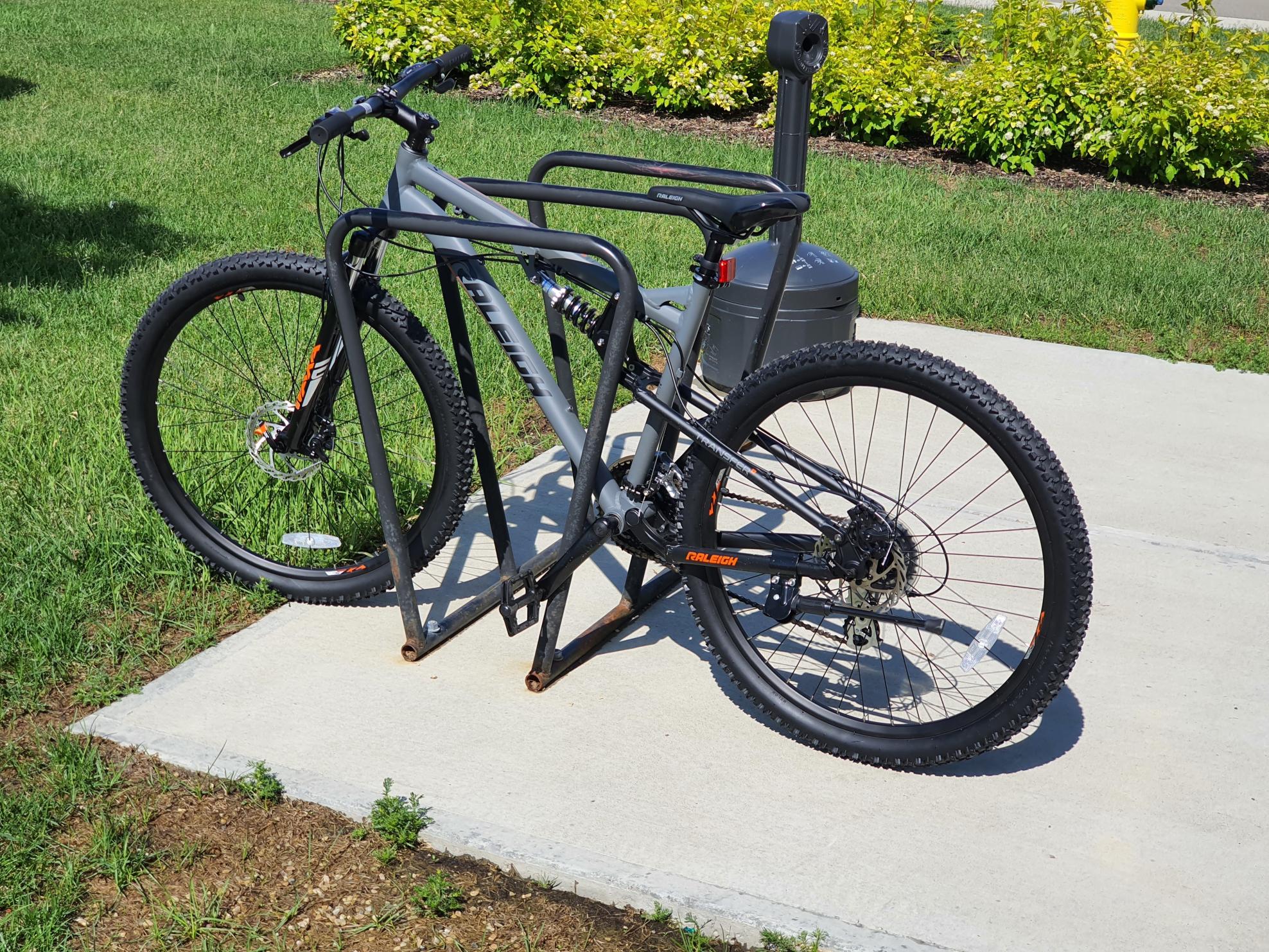 2022 Raleigh Dual suspension Silver, gray or bare metal