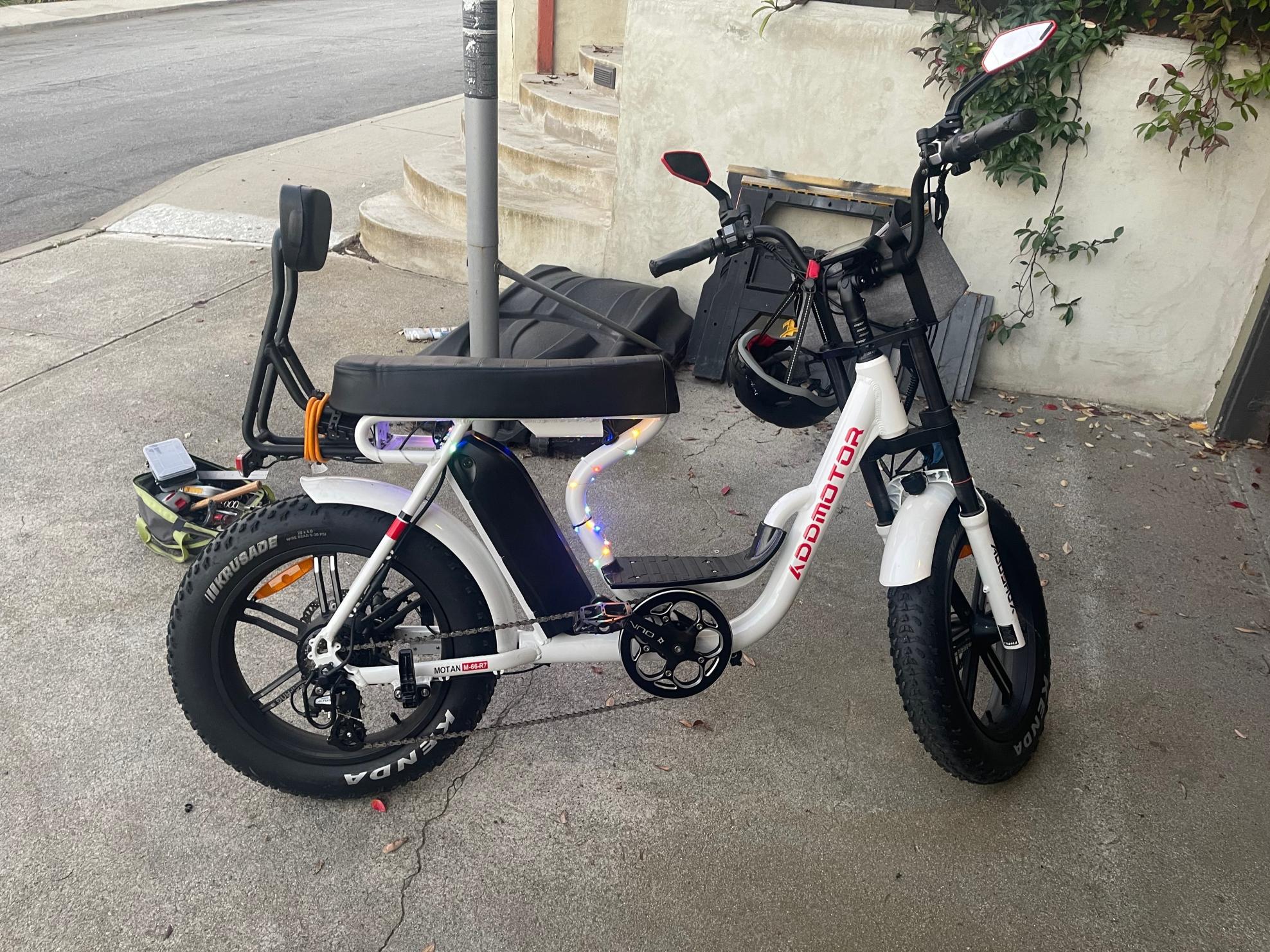 ADDMOTOR m-66 r7 White