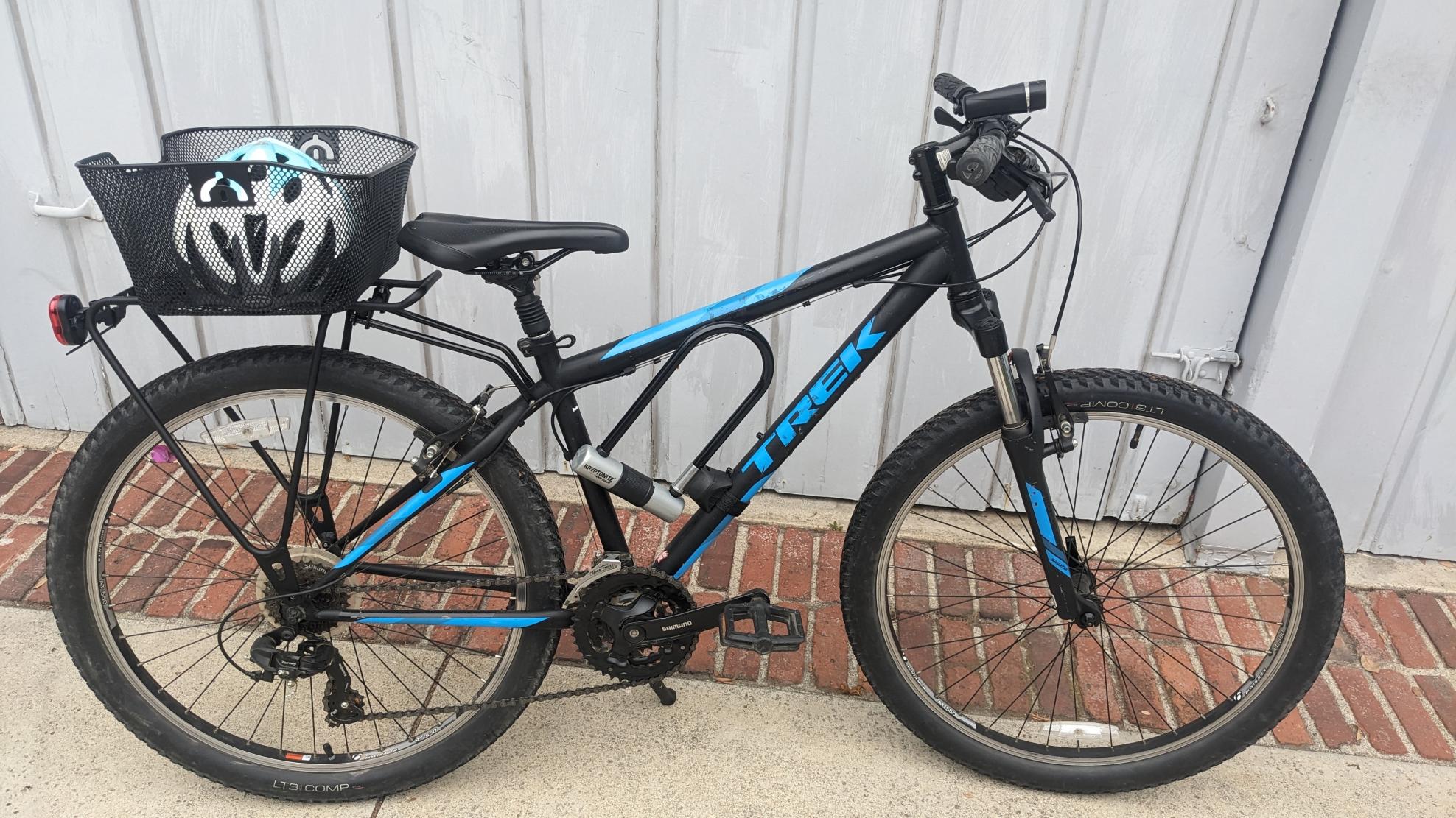 2022 Trek 820 Black and Blue