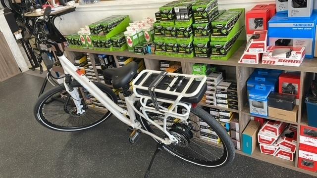 Fuji e-crosstown LS White