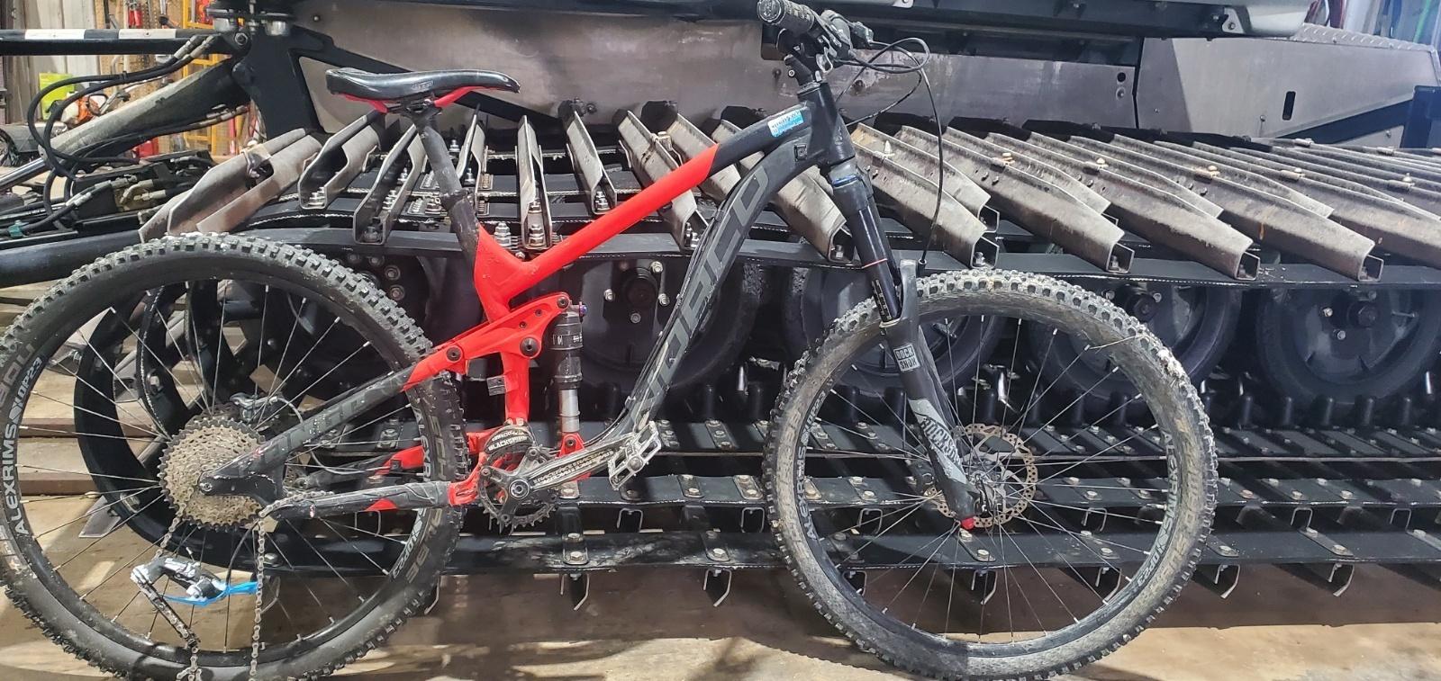 2016 Norco Bikes Range 7.2 Red and Black