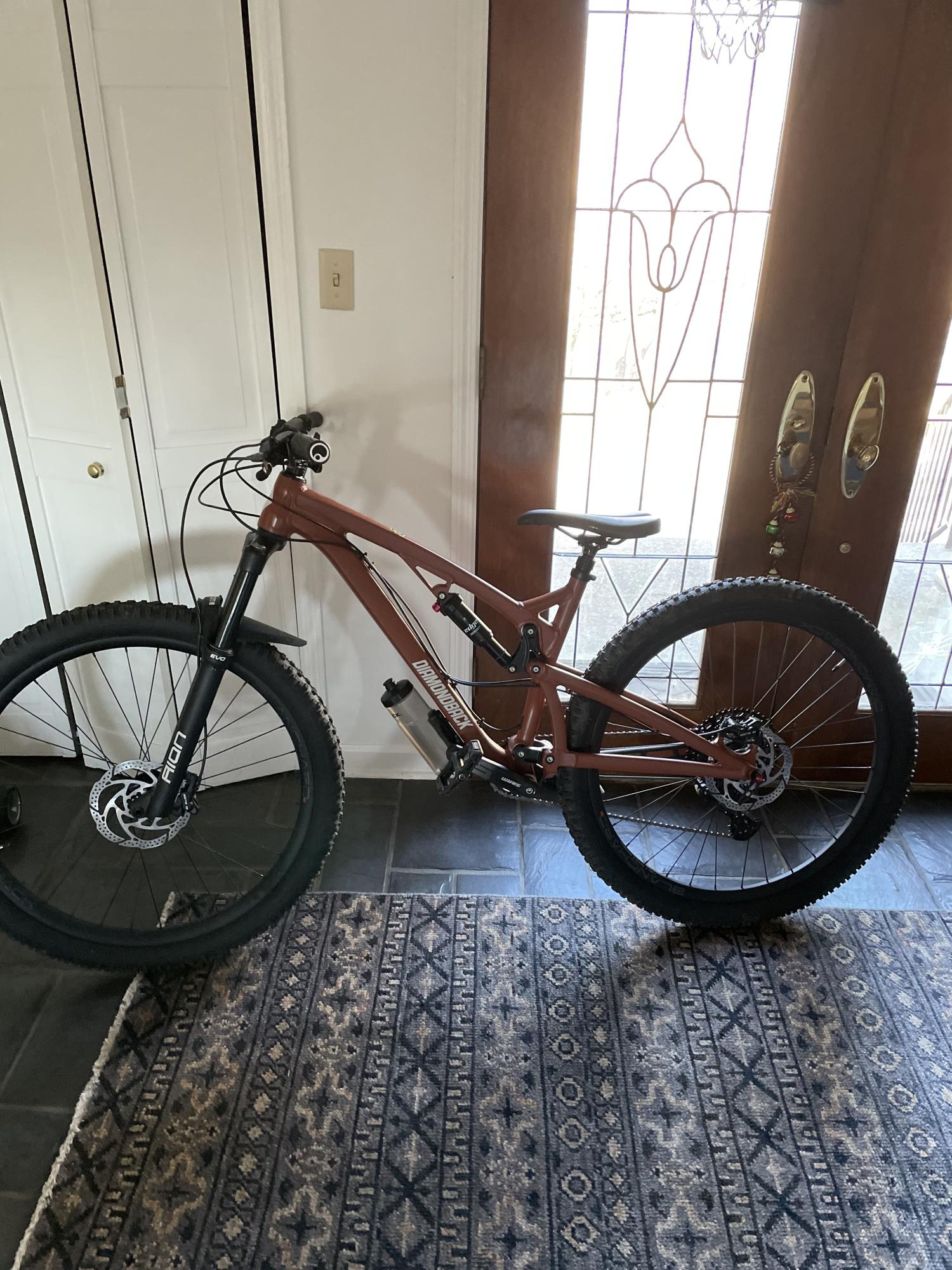 2022 Diamondback Release 1 29” wheel medium frame Orange