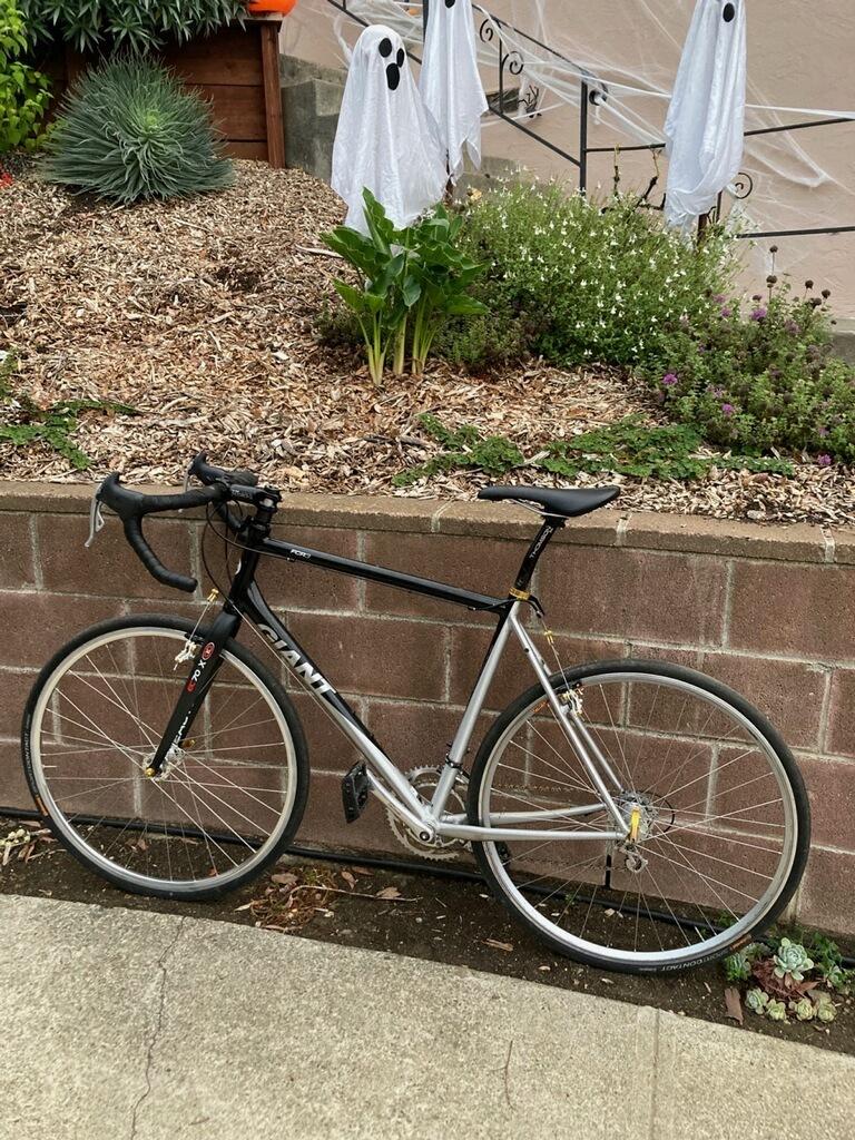 Giant Modem Black Black and Silver, gray or bare metal