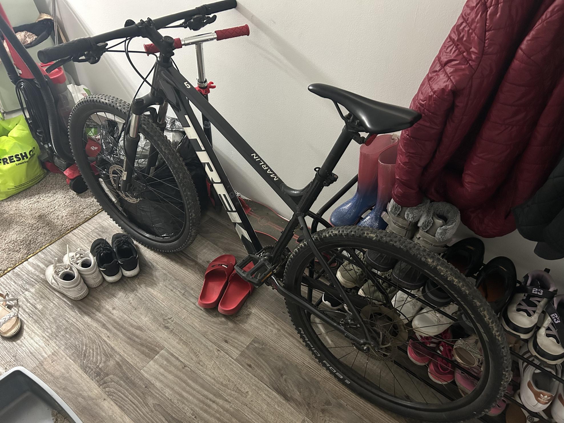 2022 Trek TREK Black