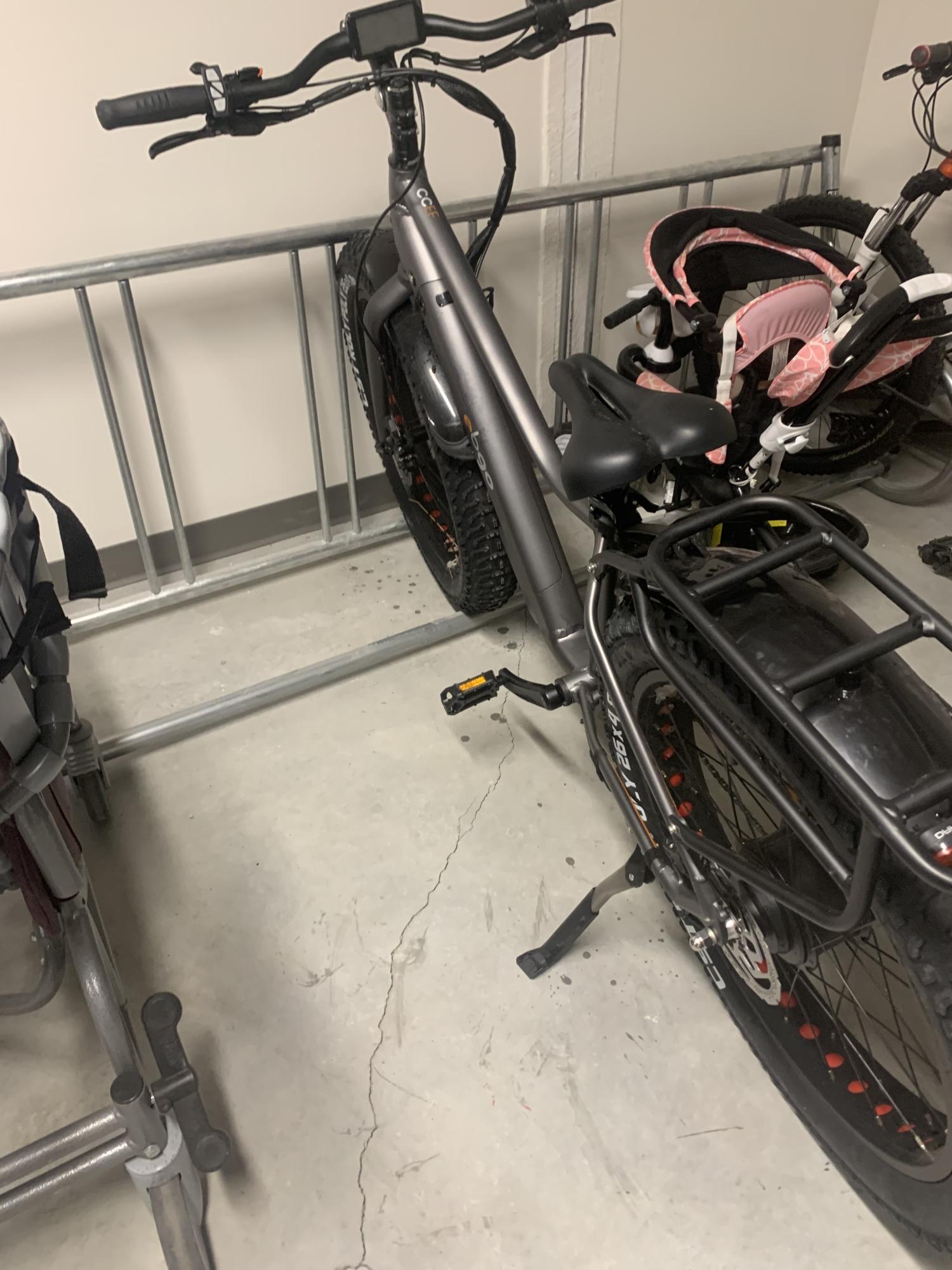 Ebgo Silver, gray or bare metal