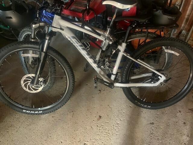 2022 Giant Talon 3 27.5 Hardtail Mountain Bike G... Silver, gray or bare metal
