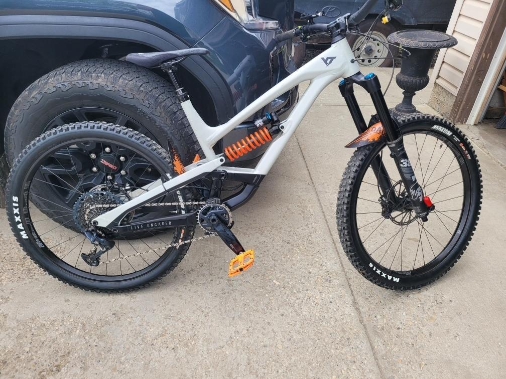 2020 YT capra Silver, gray or bare metal